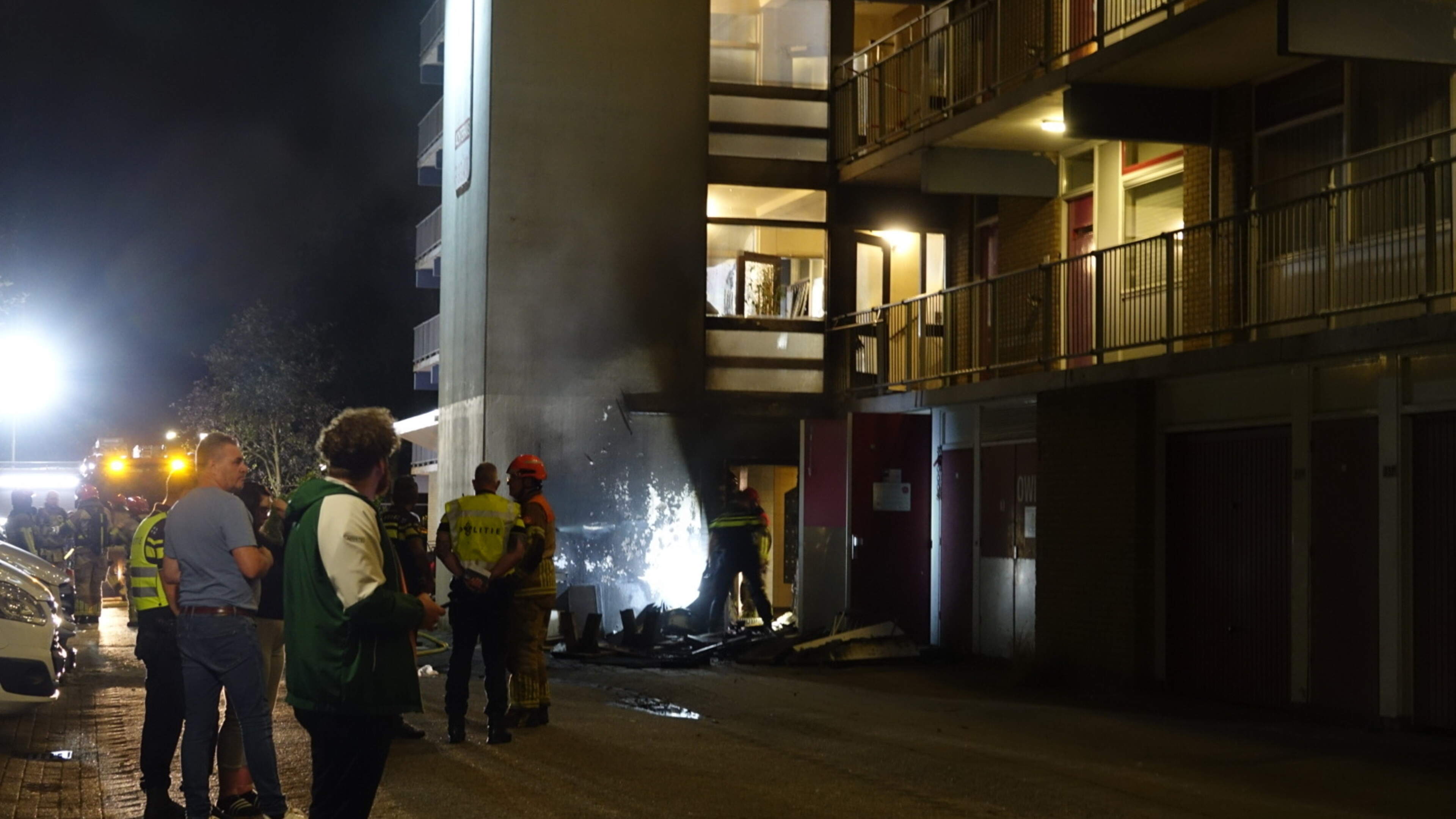 Vuilnis in brand bij flat in Purmerend, bewoners tijdelijk ingesloten