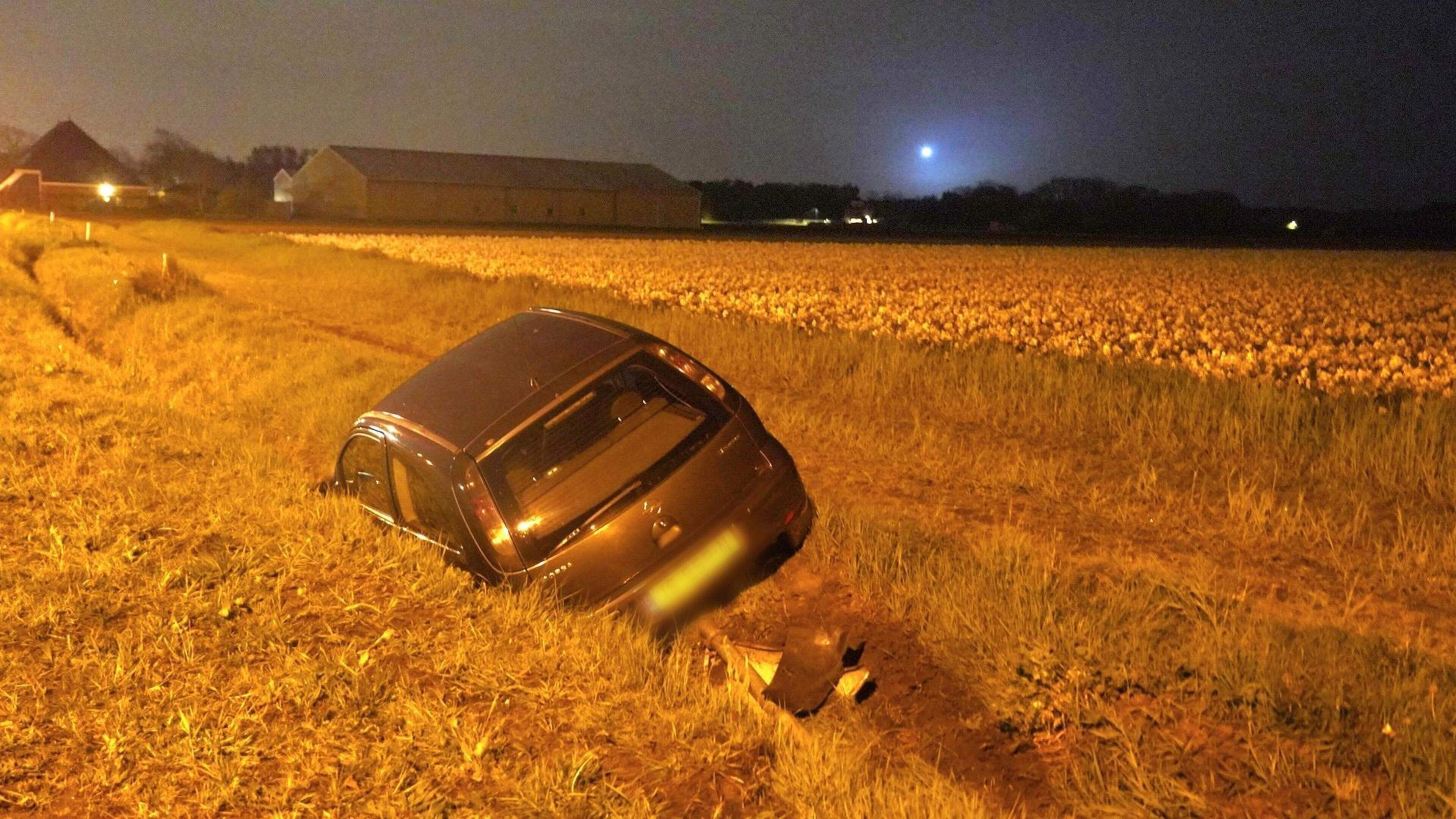 Auto belandt in greppel in Egmond aan den Hoef, bestuurder naar het politiebureau