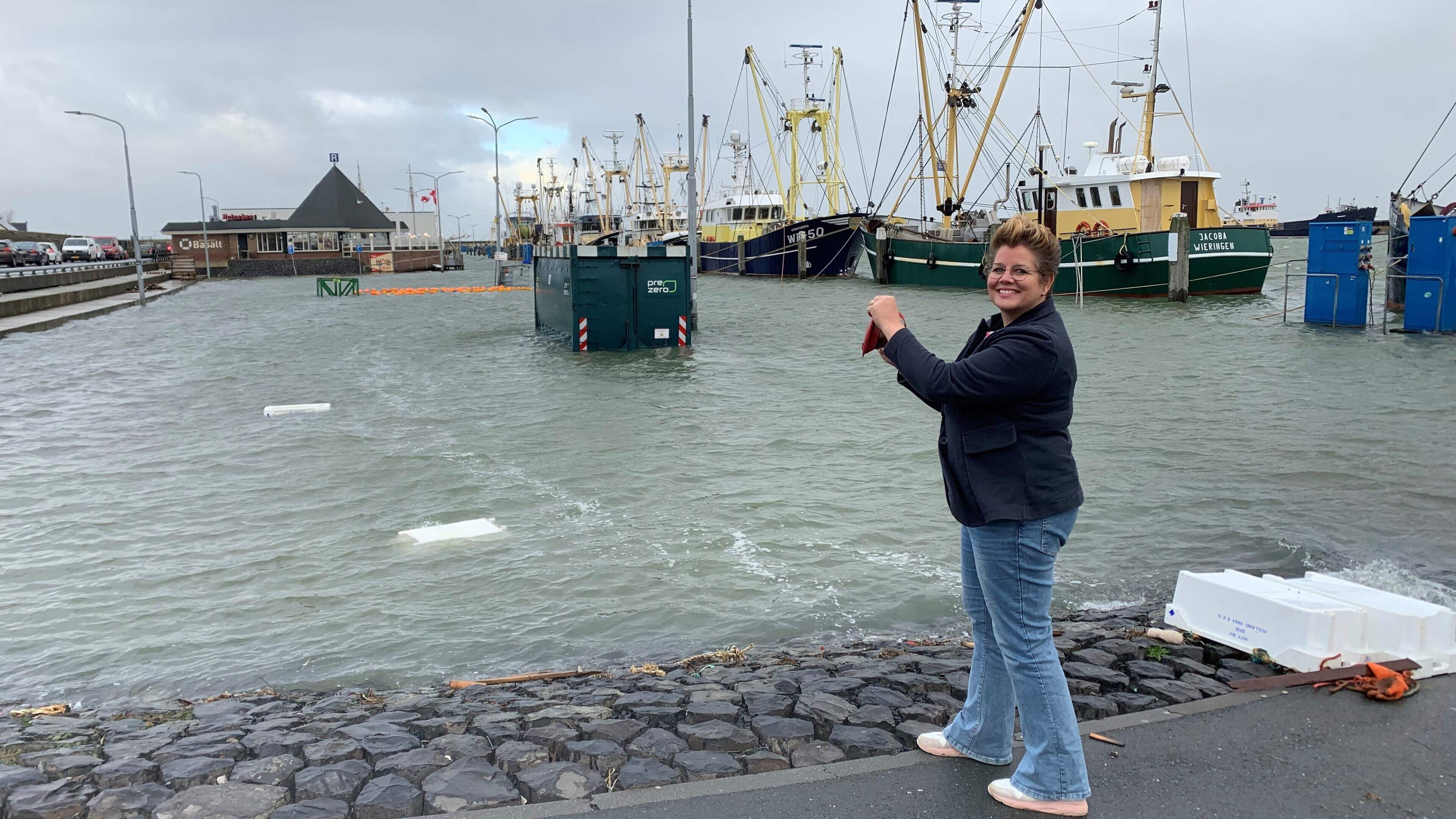 Hoogwater als attractie in Den Oever. ‘Fantastisch om te zien die grote bak water’