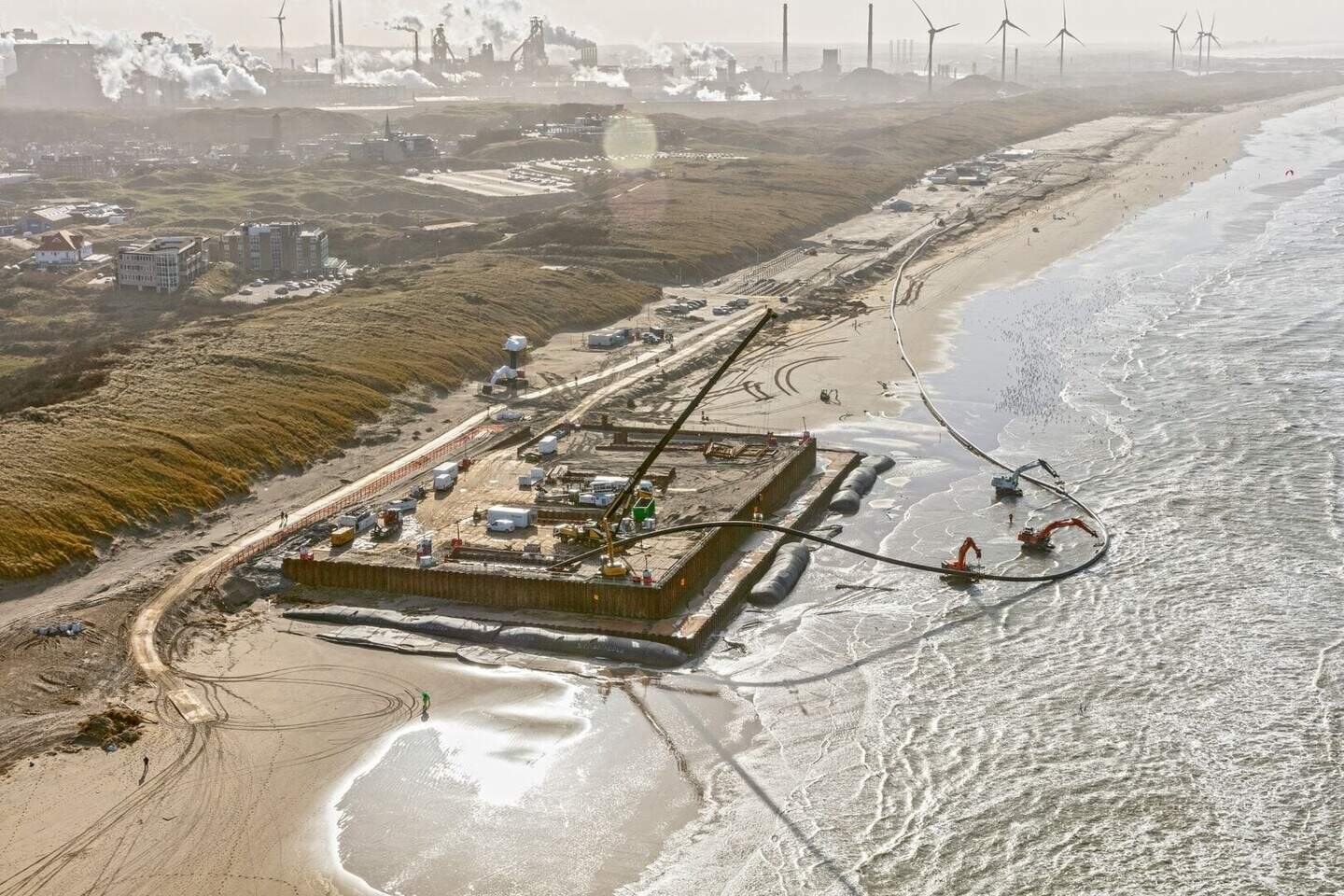 Het aanlanden van elektriciteitskabels, zoals hier bij Tata Steel, heeft grote gevolgen voor de locatie op het strand nabij Julianadorp.