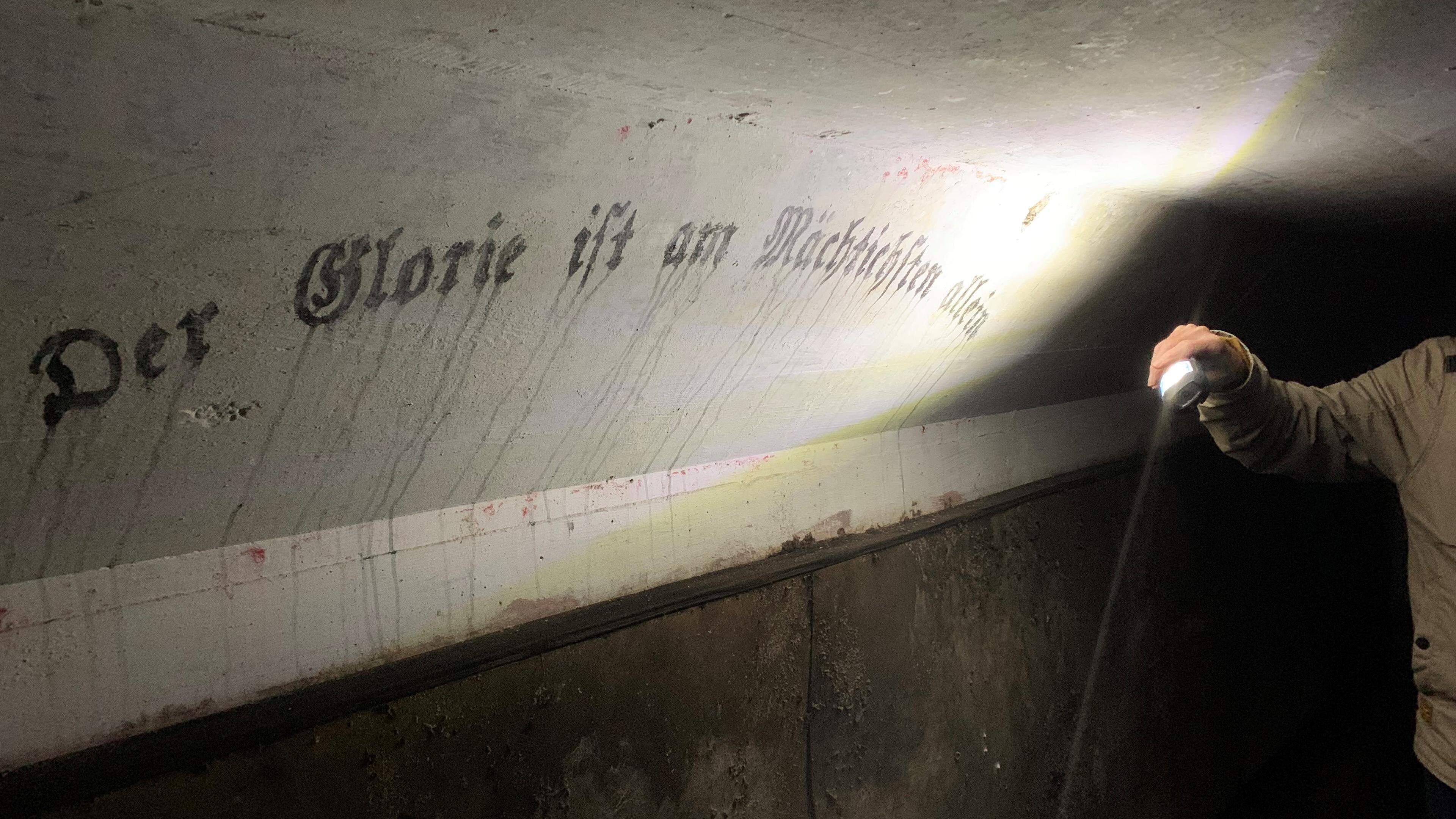 Duitse teksten ontdekt in bunker Willemsoord. ’Der Glorie is am Mächtichsten allein’