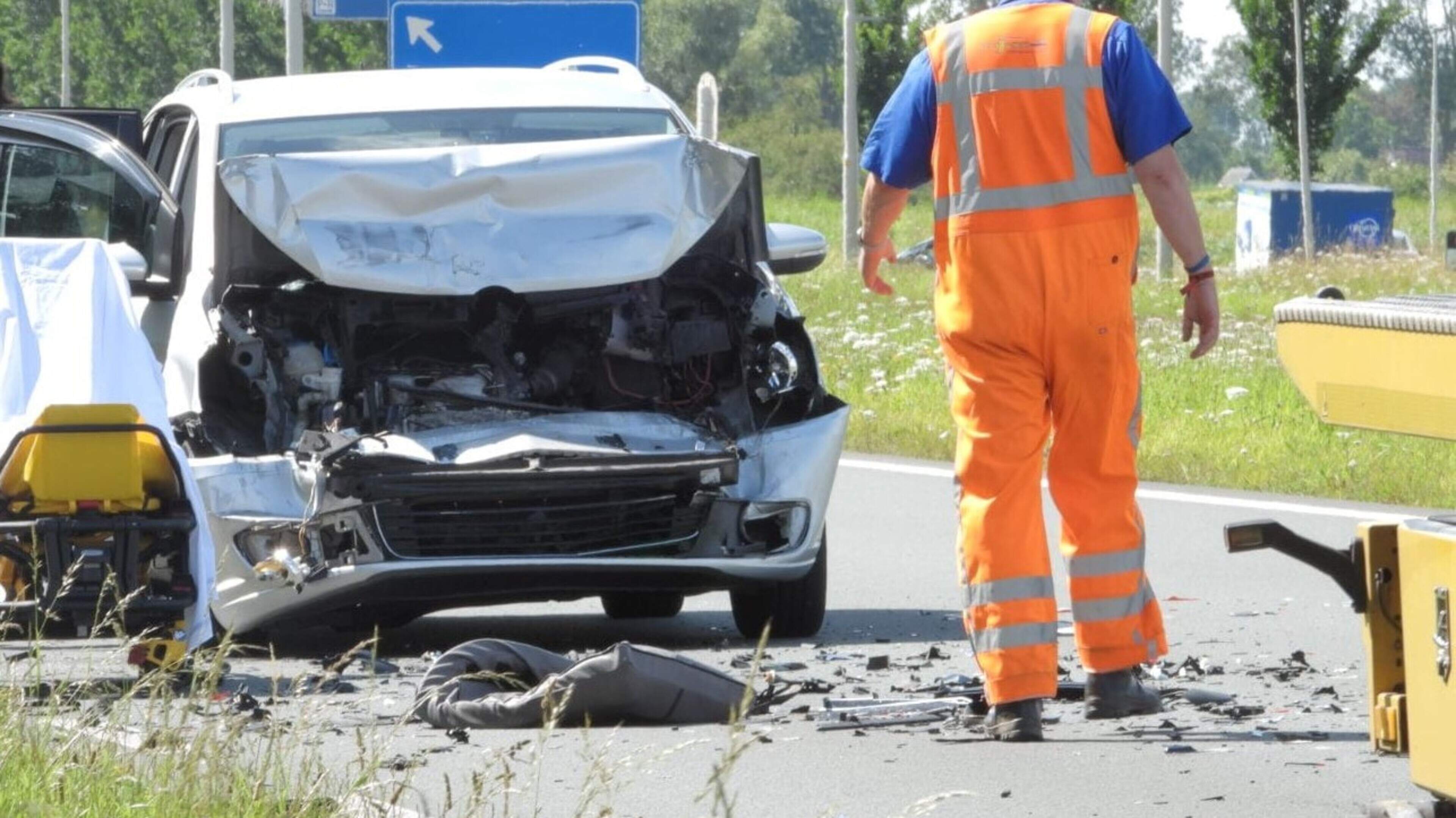 Gewonde en veel schade bij botsing op N244 in Purmerend