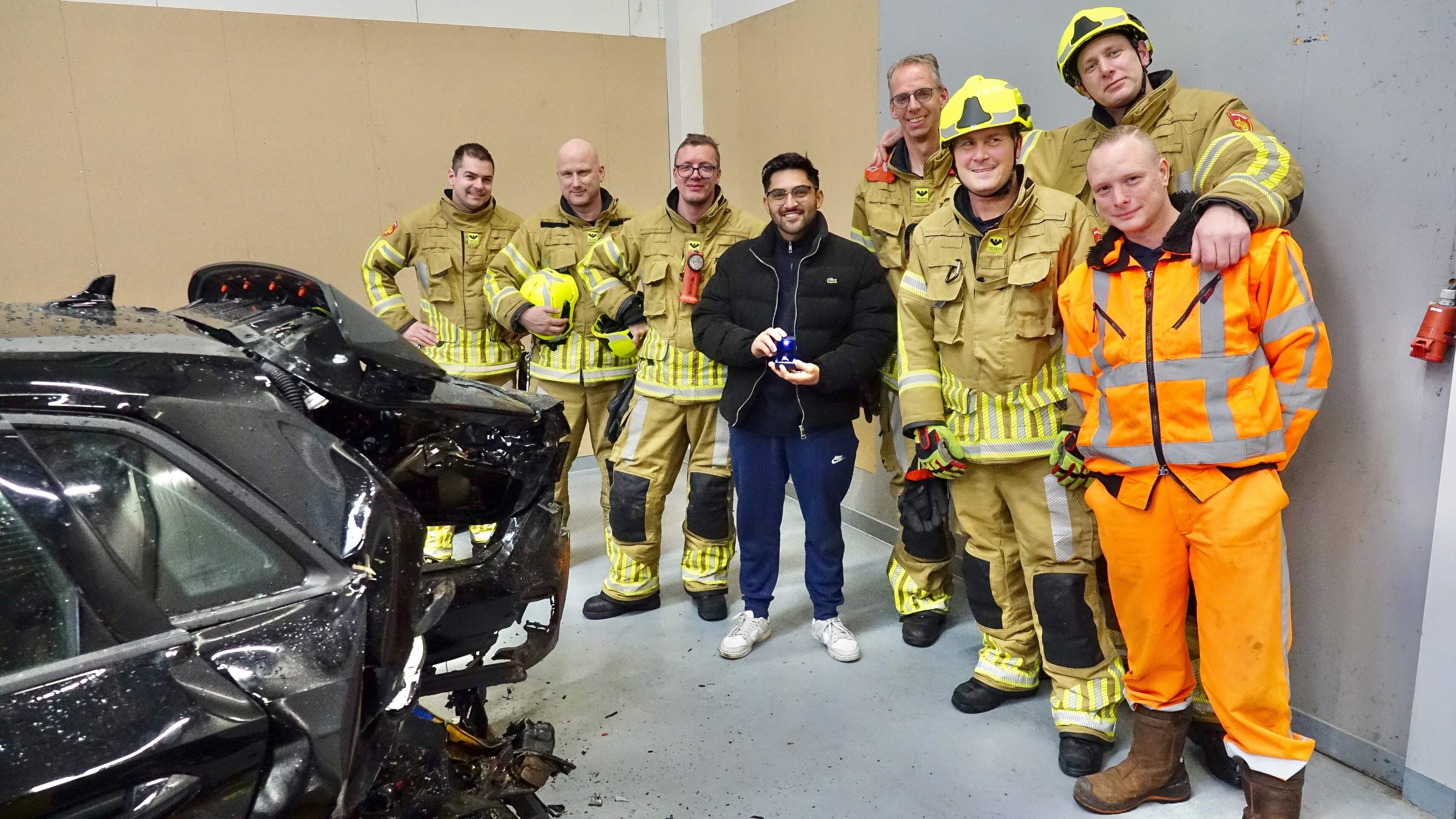 Brandweer haalt trouwring uit total loss verklaarde Audi; aanzoek kent gelukkig einde