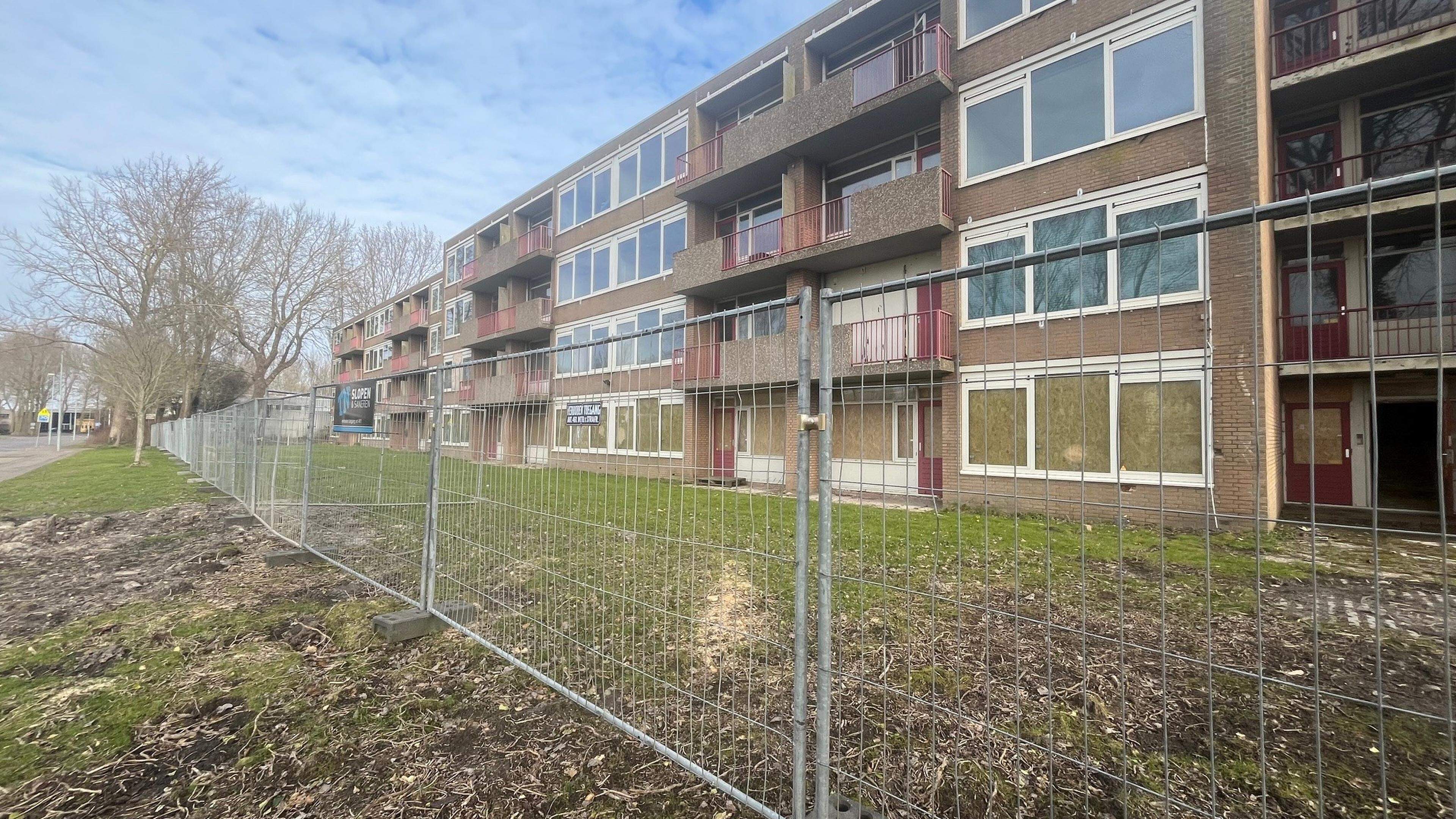 Sloop van oude stadhuis vertraagd door aangetroffen extra asbest: ’Geen gevolgen voor kosten nieuwbo