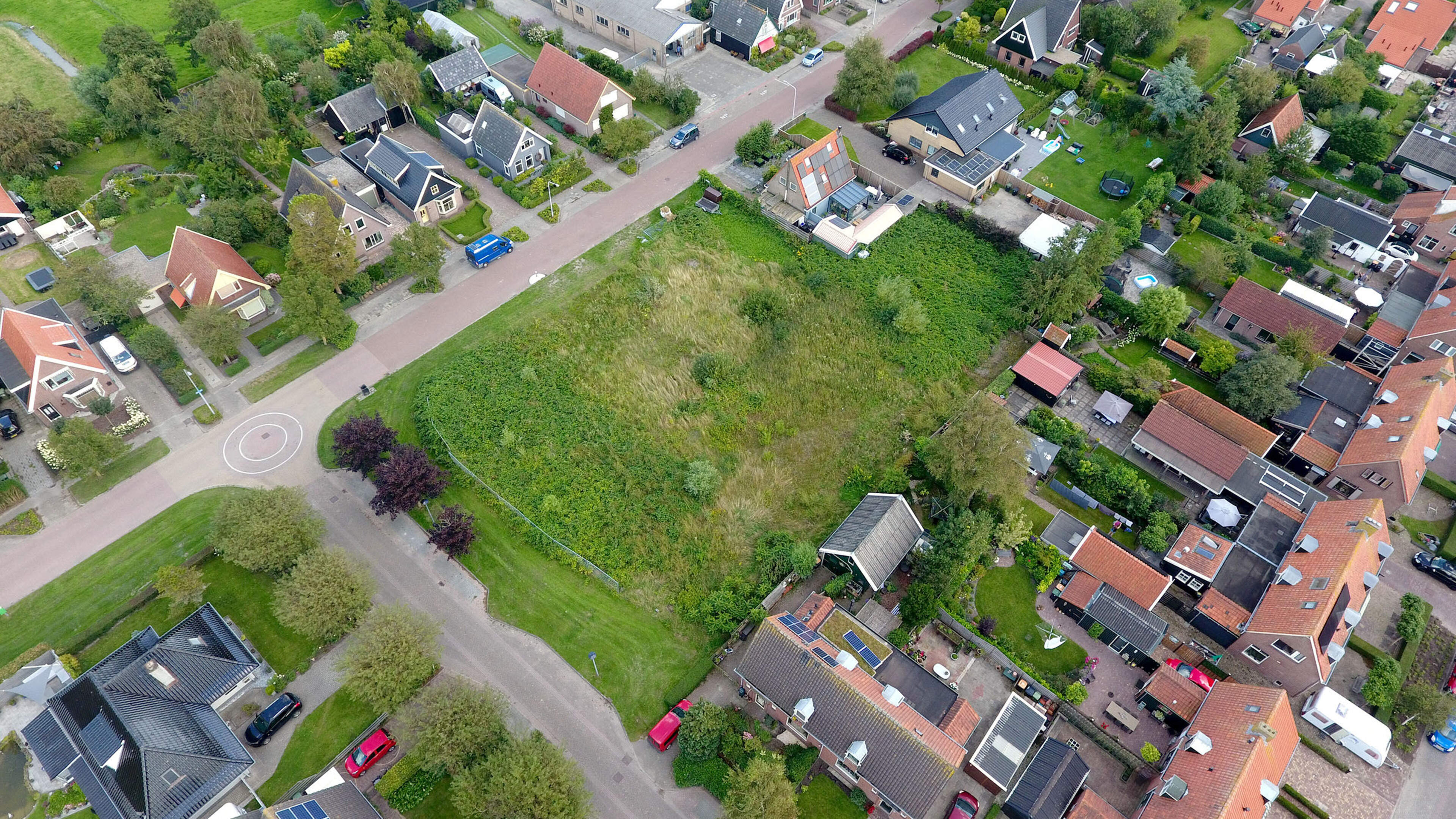 De bramen en wilgen hebben niet langer vrij spel. Er gaan nu echt huizen komen in Lutjewinkel