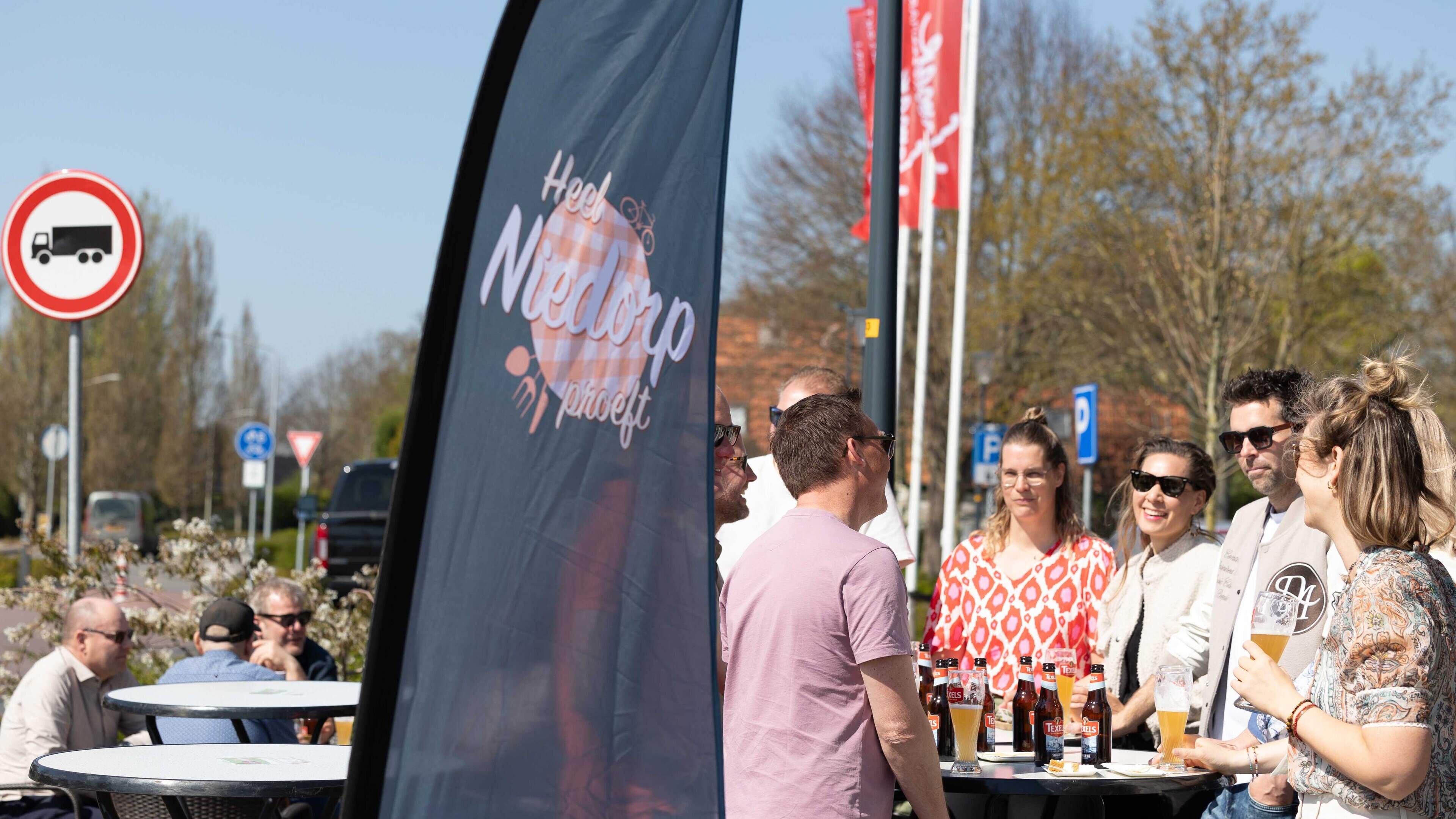 Hapjes en drankjes nuttigen tijdens Heel Niedorp Proeft. ’Effe doorfietsen hoor’