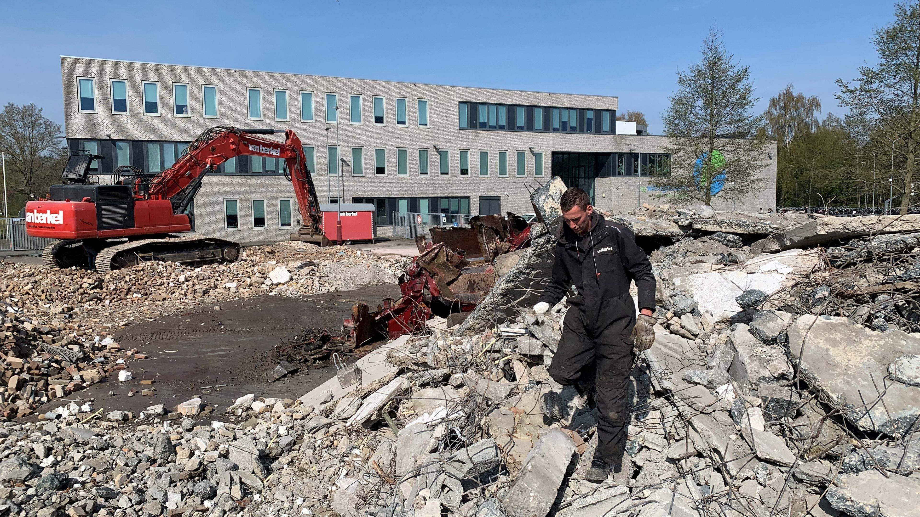 Van de Zuiderzeehal in Wieringerwerf resteert nog slechts puin