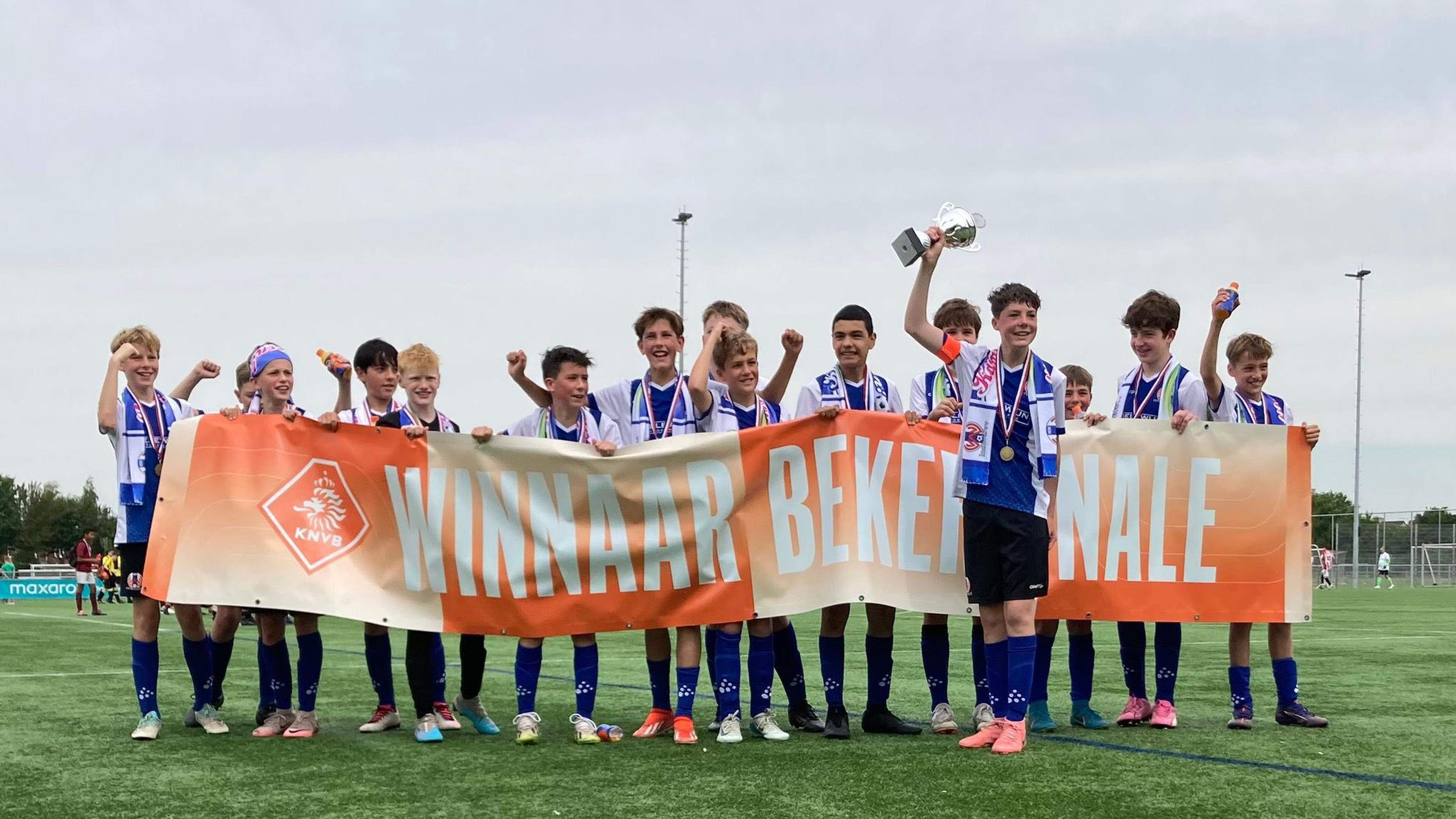 Winkel-junioren verslaan Zwanenburg na strafschoppen en veroveren KNVB-beker
