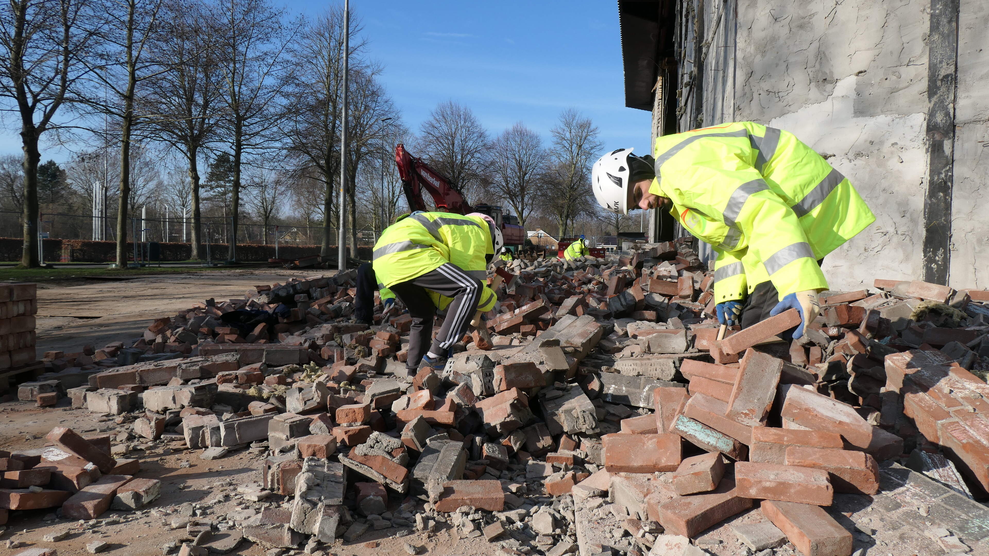 Steen voor steen wordt de Zuiderzeehal in Wieringerwerf onttakeld. Ploeg Bulgaren bikt zich een slag