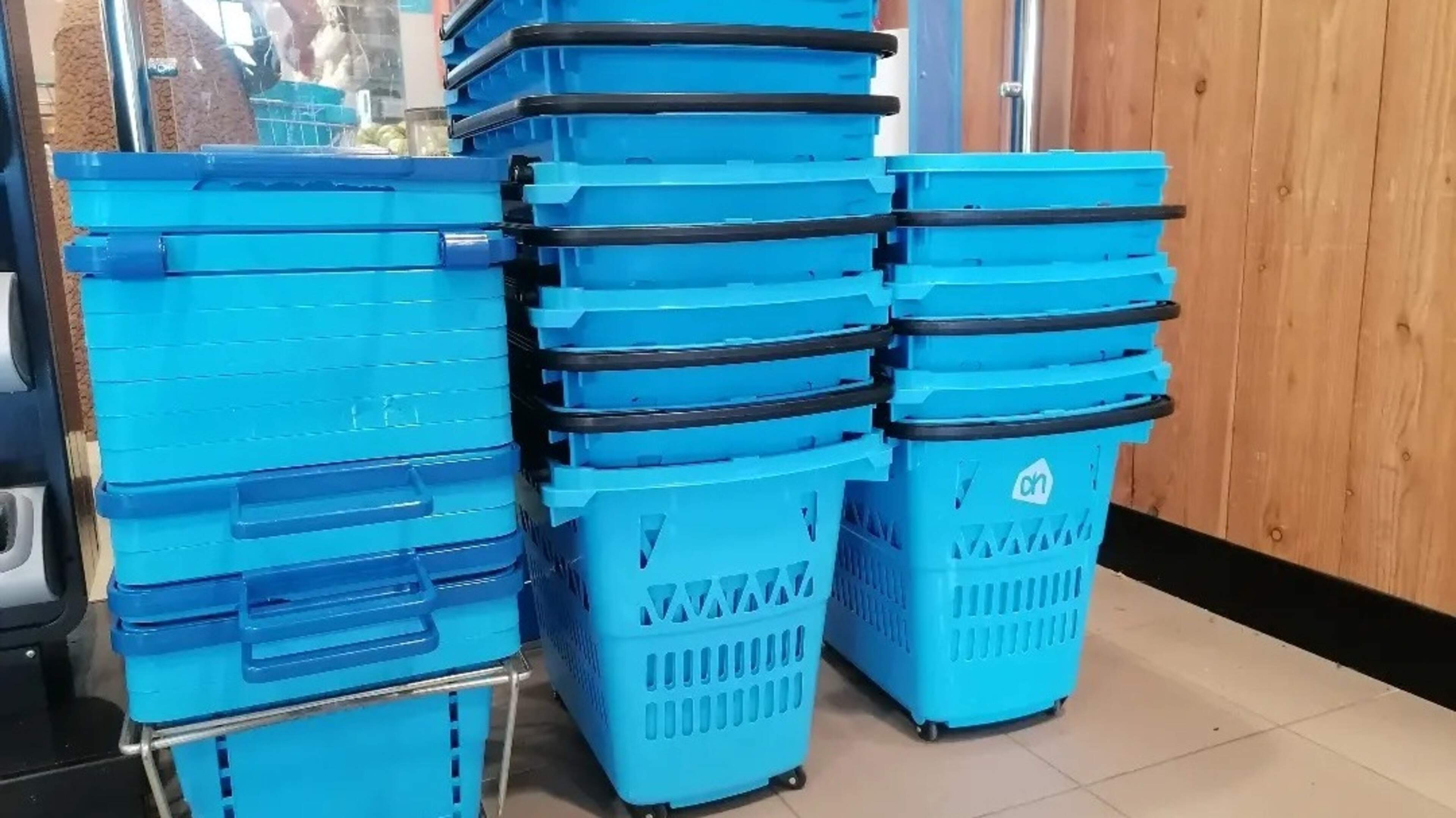Warmenhuizer supermarkt doet oproep op sociale media: ‘Waar zijn onze winkelmandjes gebleven?’