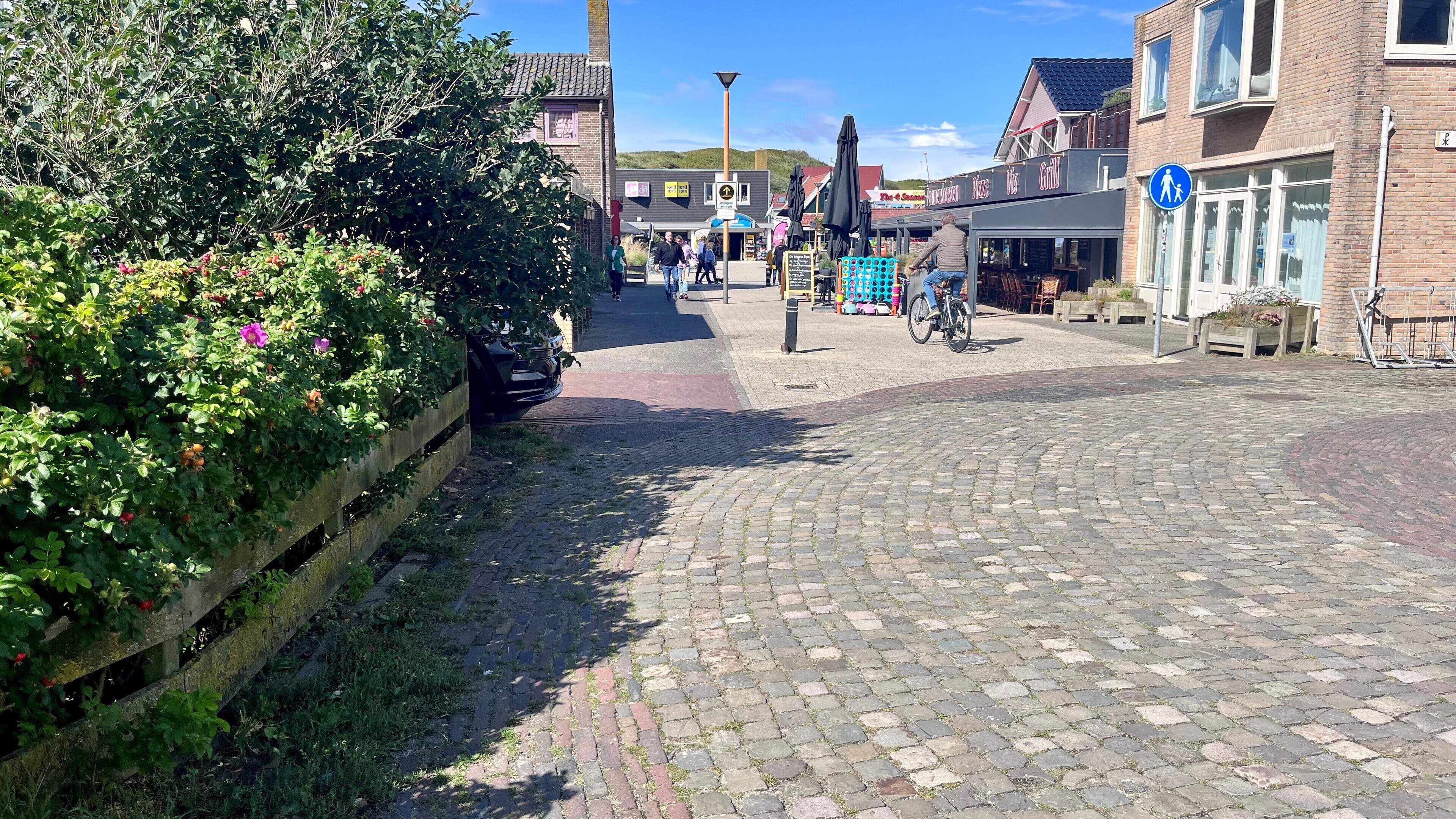 Wéér een anonieme brief over haar parkeergedrag. Adrienne is er klaar mee en doet aangifte. ‘Het wor