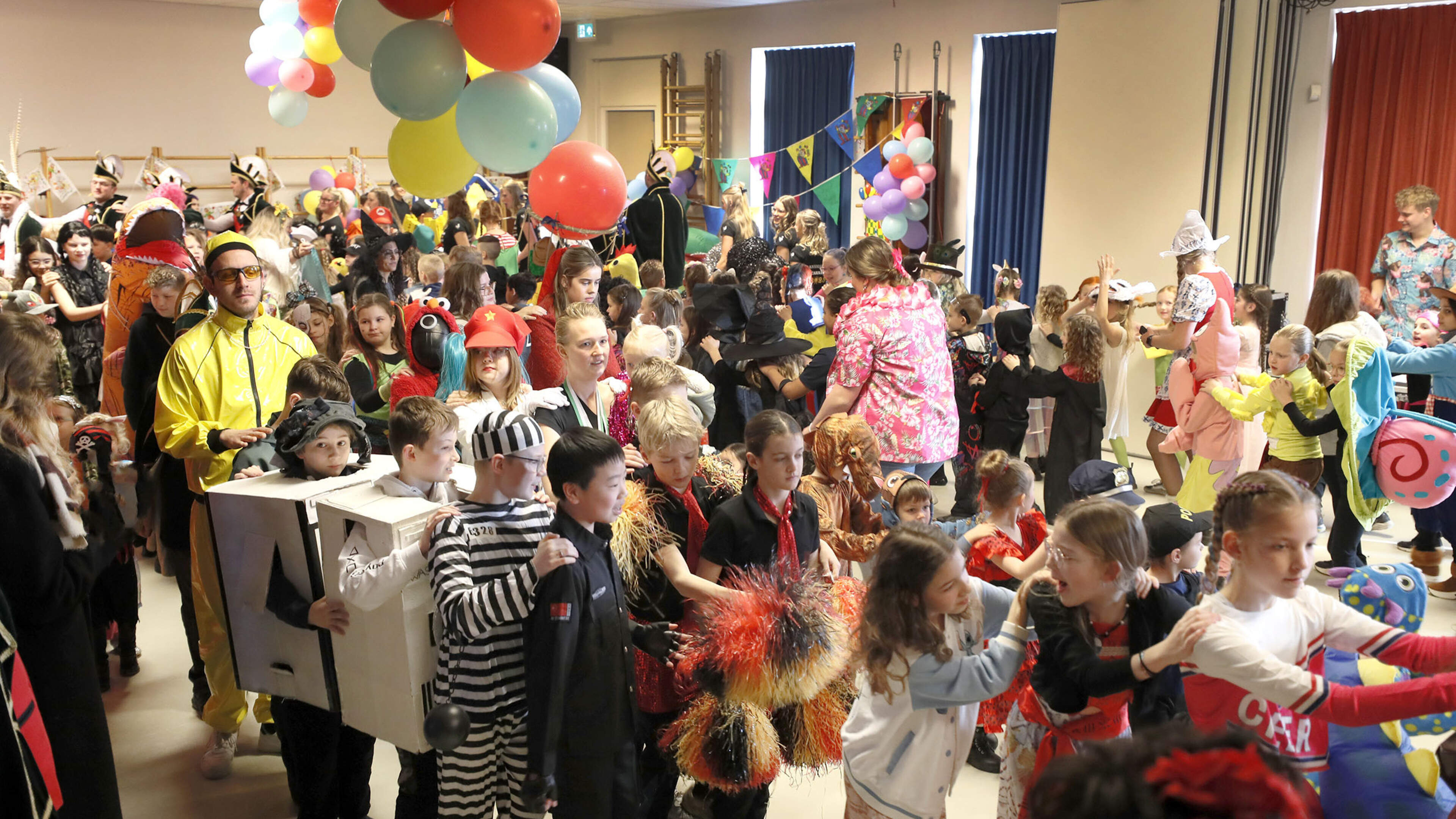 Carnaval is voor jong en oud. Prins Pullum maakt een ronde langs schoolkinderen en senioren. ’Gekhei