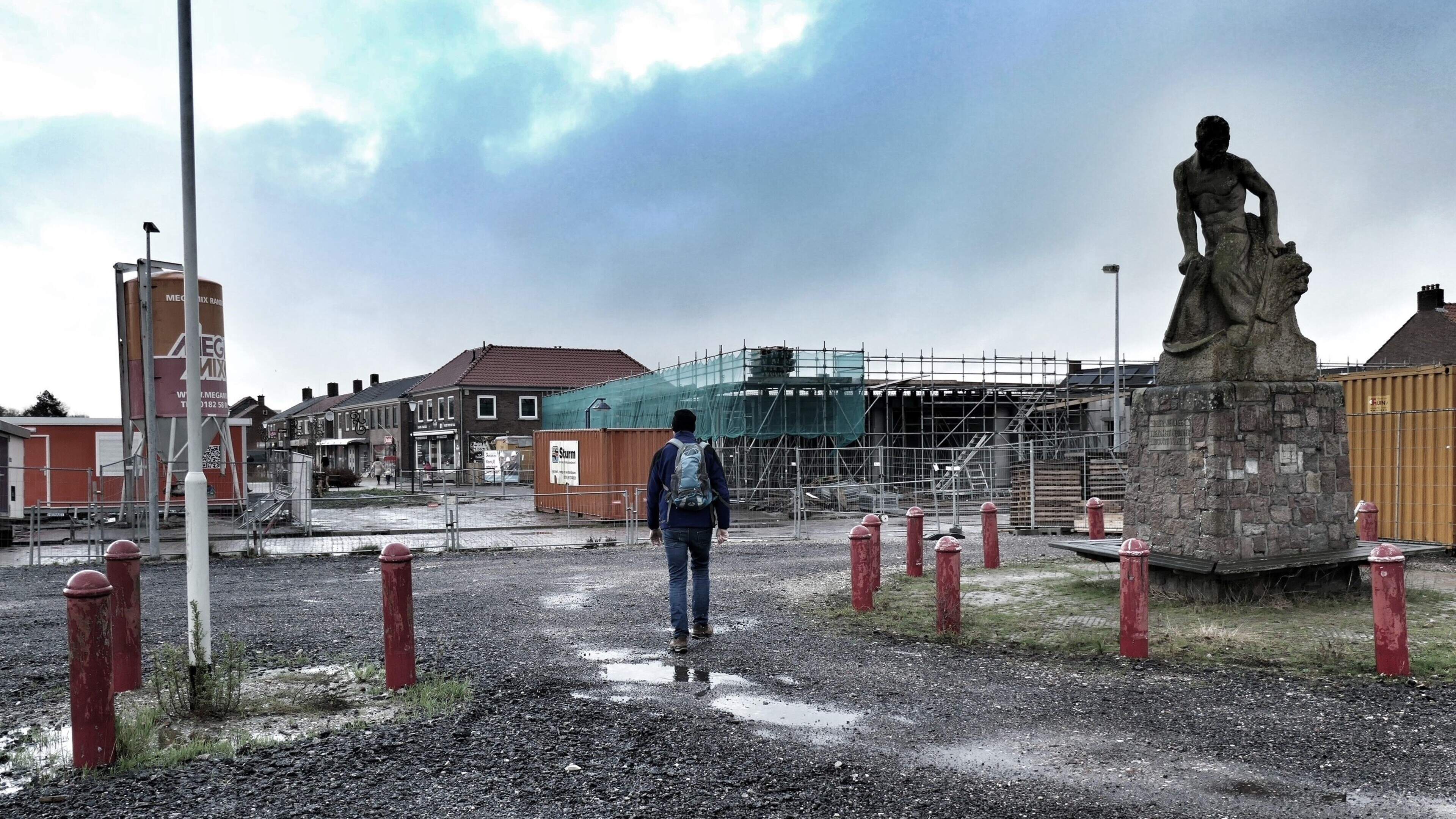 Standbeeld De Maaier in Wieringerwerf in afwachting van appartementengebouw De Maaier