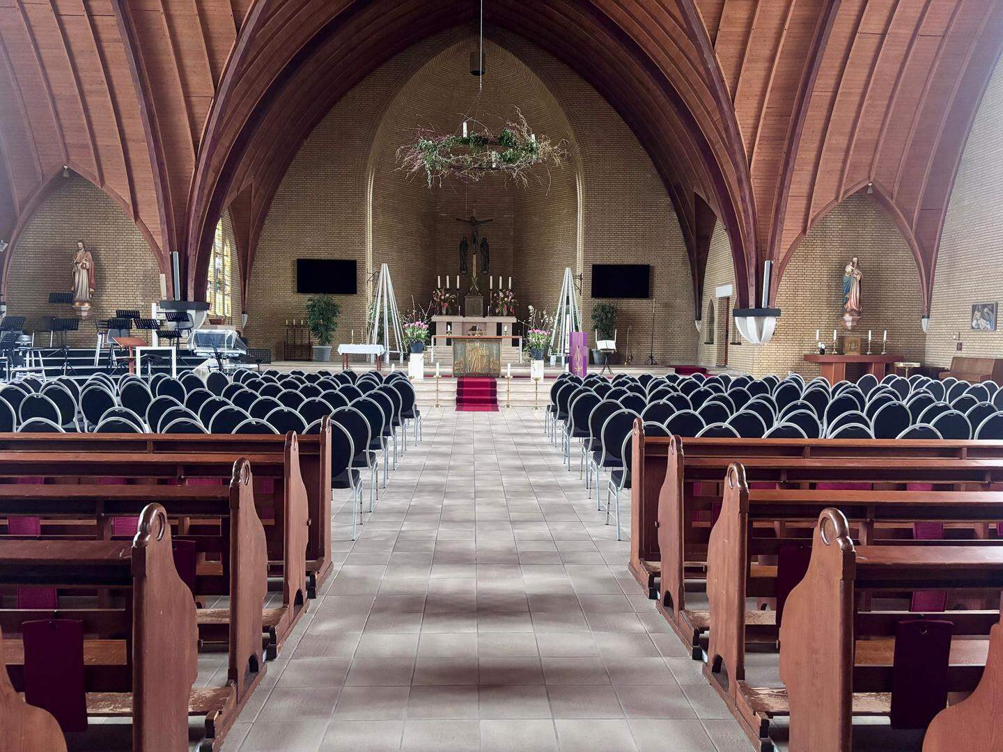 Het interieur van de St. Jan in Breezand. Een deel van de oude kerkbanken heeft plaatsgemaakt voor comfortabele stoelen.