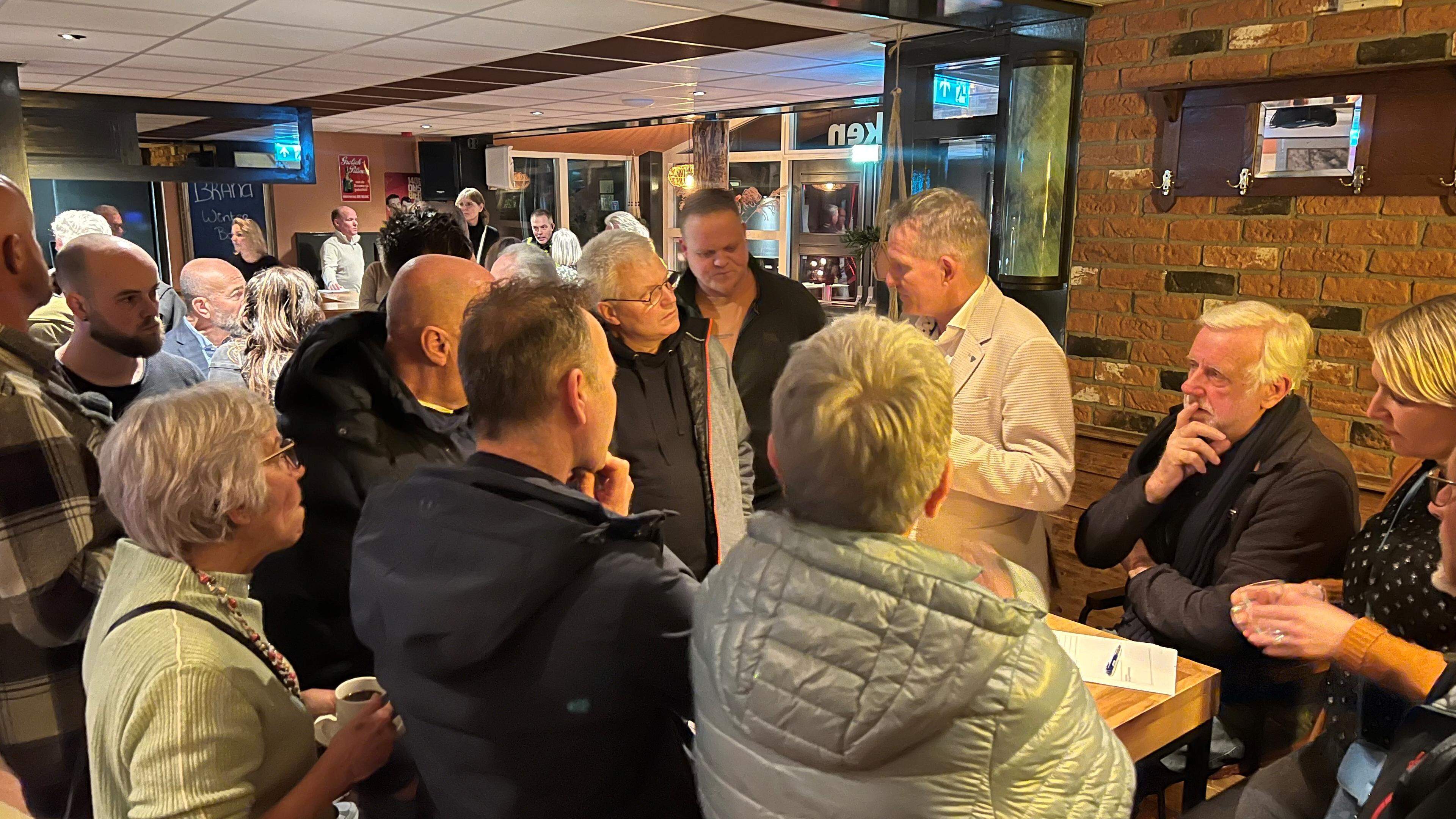 Inwoners Dirkshorn uiten zorgen over komst noodwoningen en leefbaarheid dorp