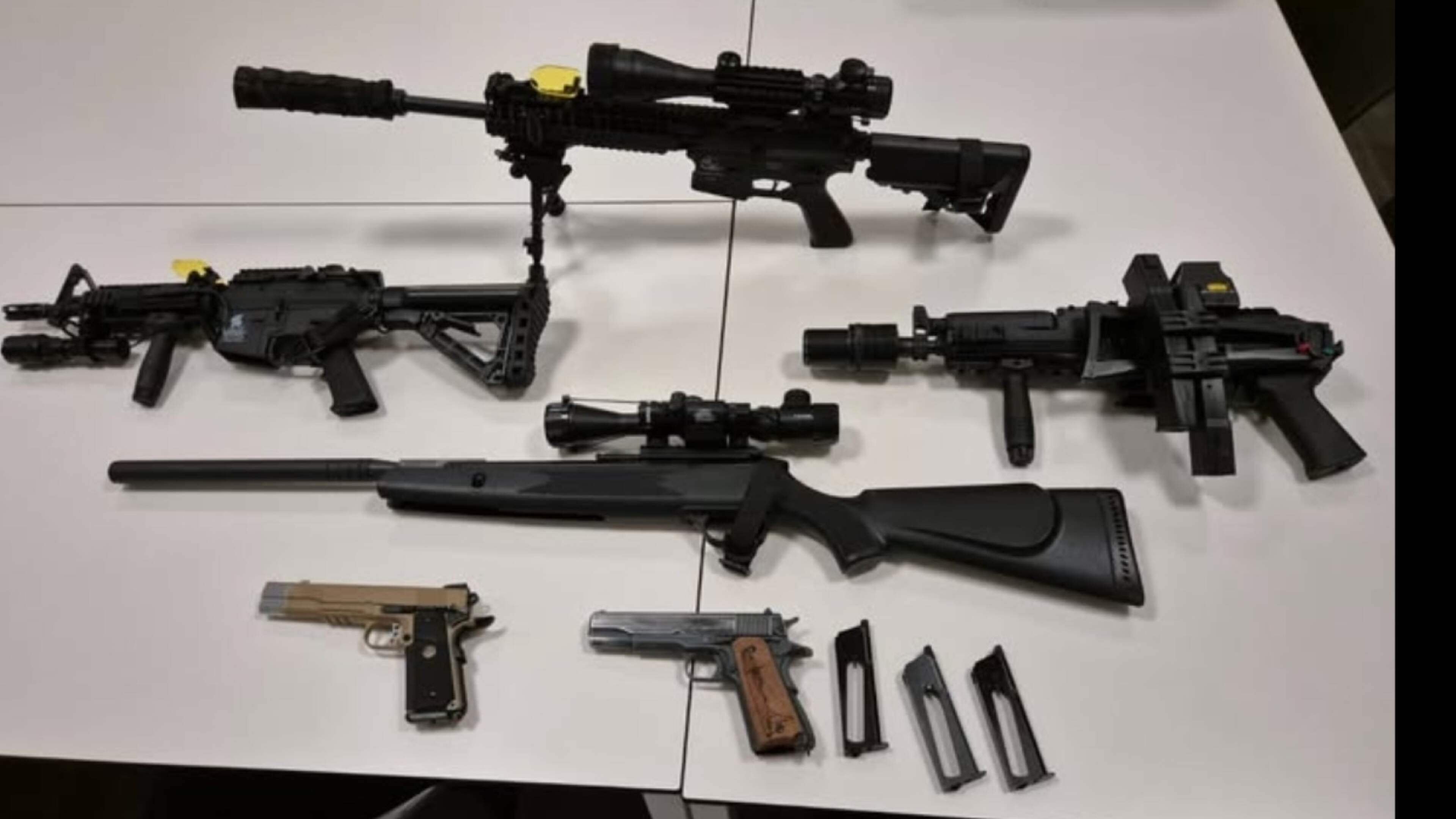 Wapenarsenaal aangetroffen in woning Wieringerwerf. Gaat om airsoft-replica’s