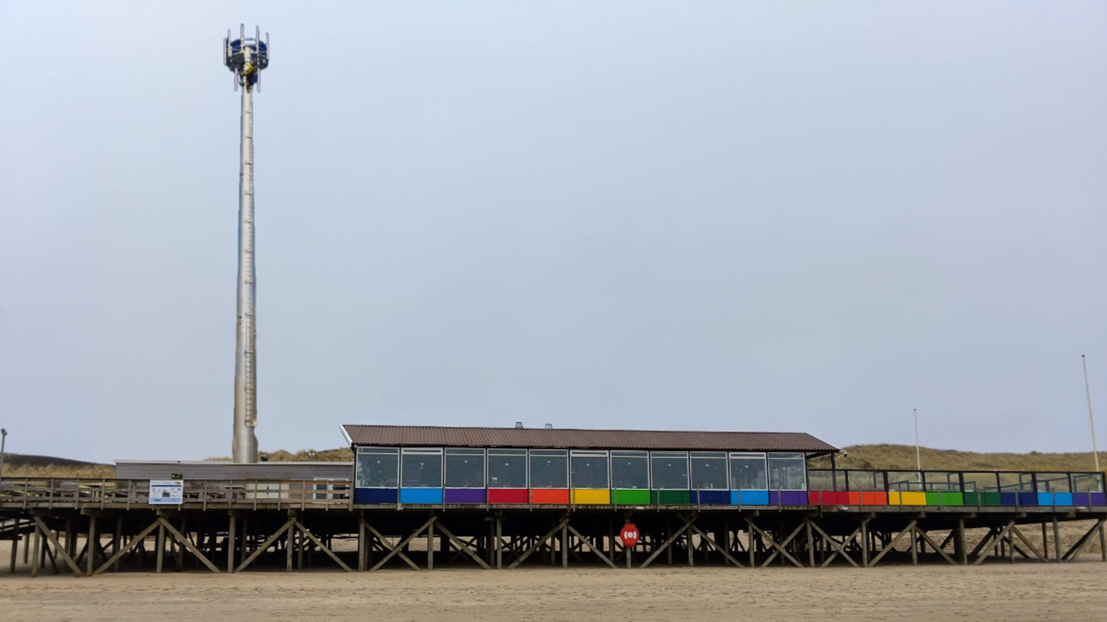 Callantsogers roeren zich over zendmast op het strand. ’Zal dorpsgezicht ingrijpend veranderen’