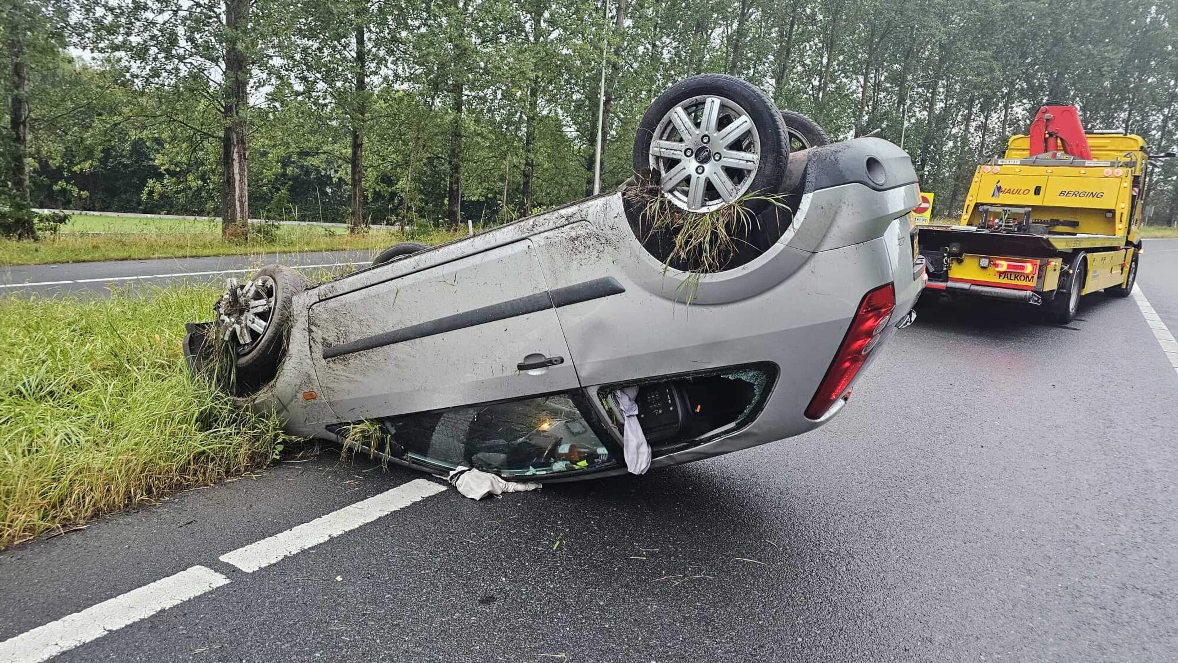 Automobiliste vliegt uit de bocht en belandt op dak op toerit A7 in Middenmeer