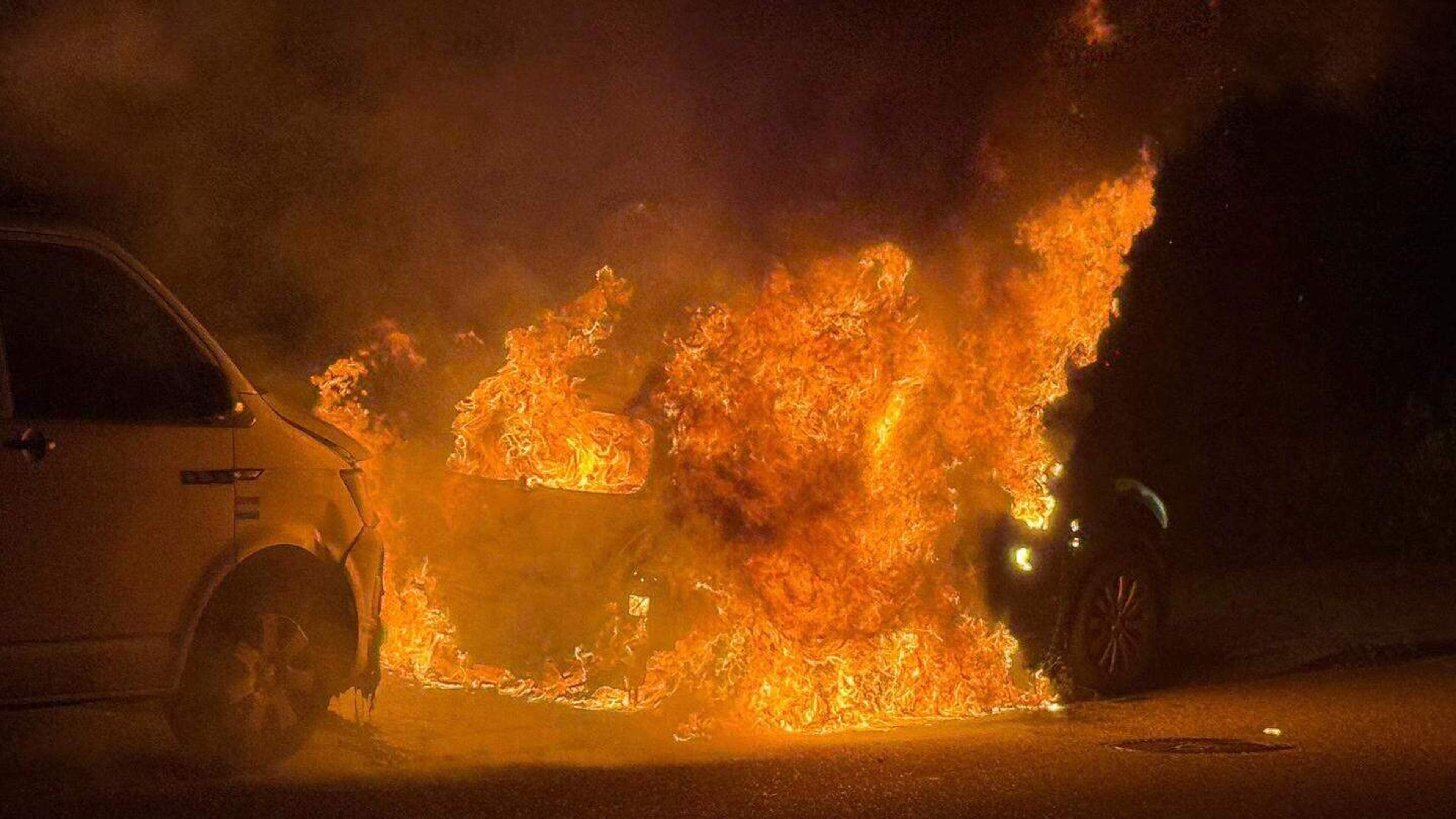 Auto volledig uitgebrand aan de Handelsweg in Wormerveer, politie vermoedt brandstichting