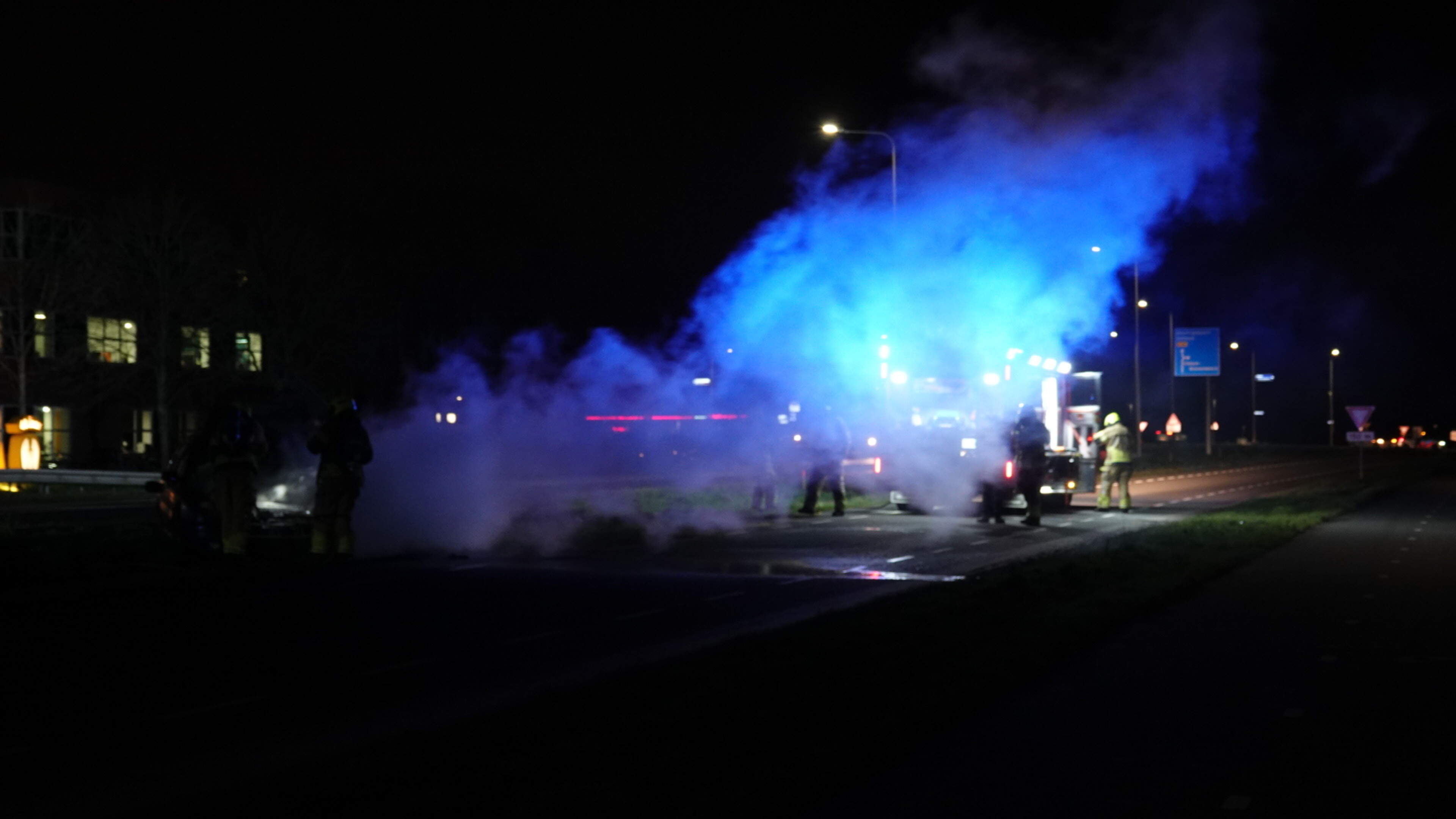 Bestuurder parkeert brandende auto in berm bij Obdam