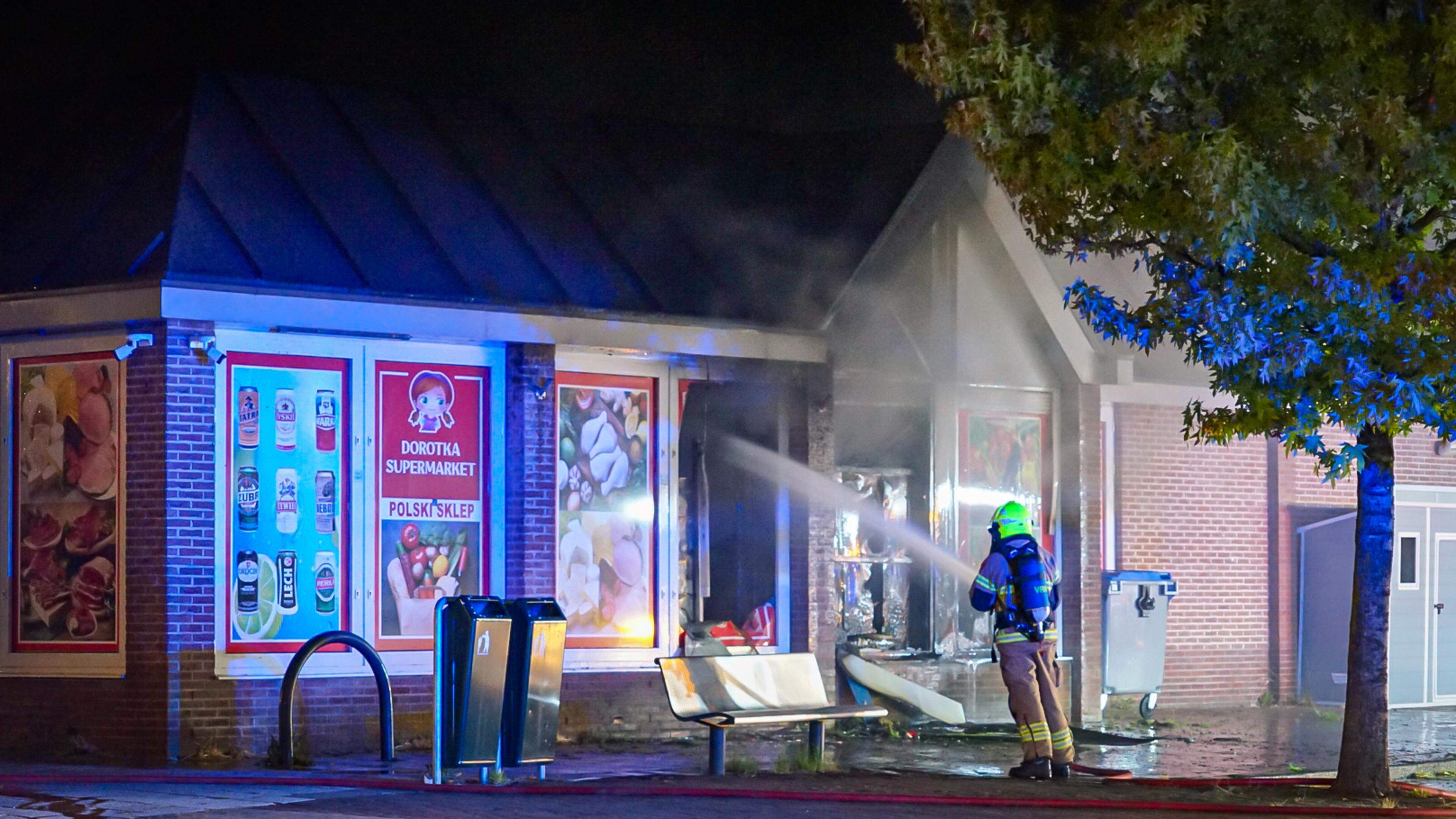 Veel schade door brand in winkelcentrum in Wognum