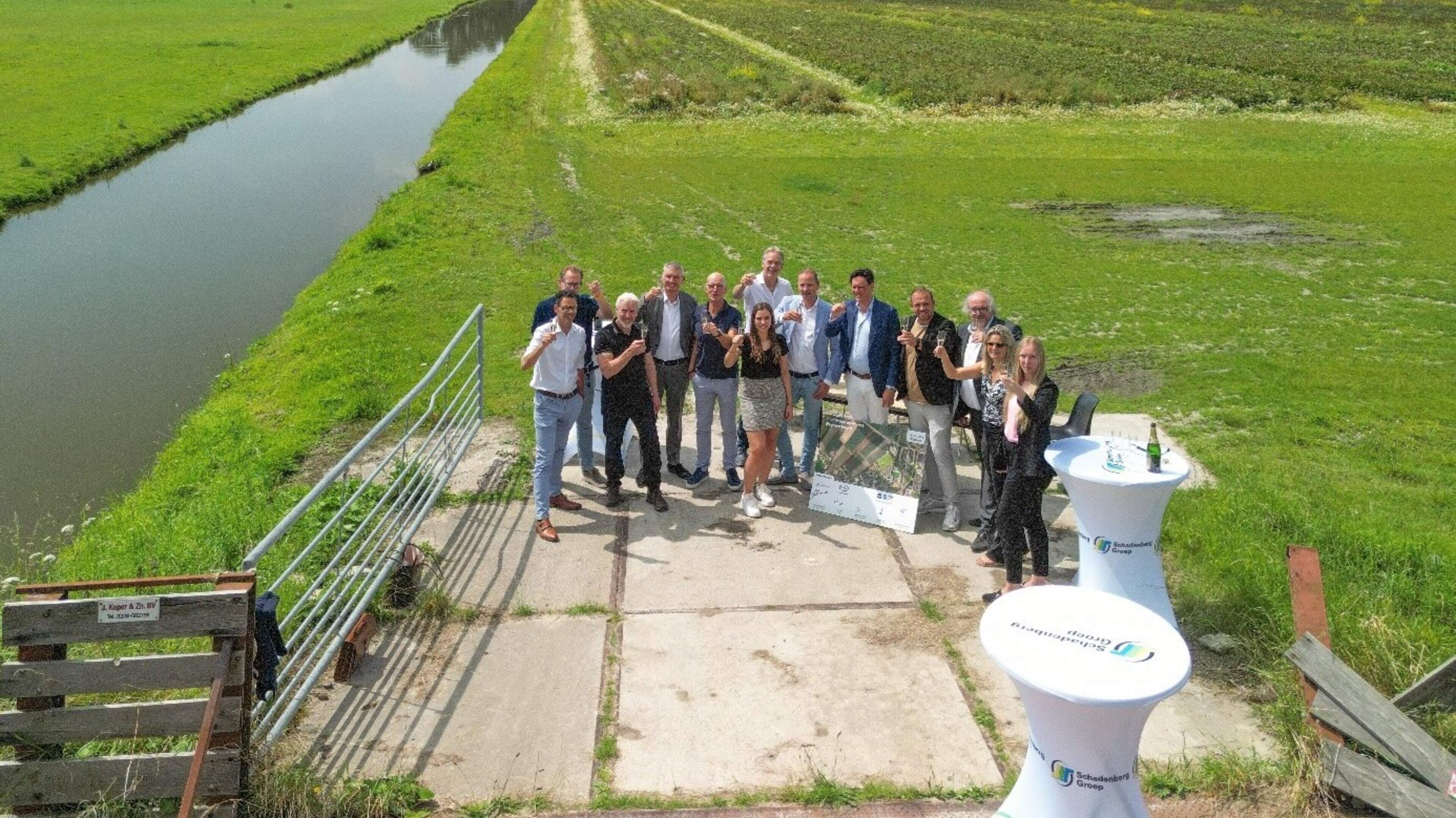 Handtekening onder overeenkomst nieuwbouw Wognum-Noord