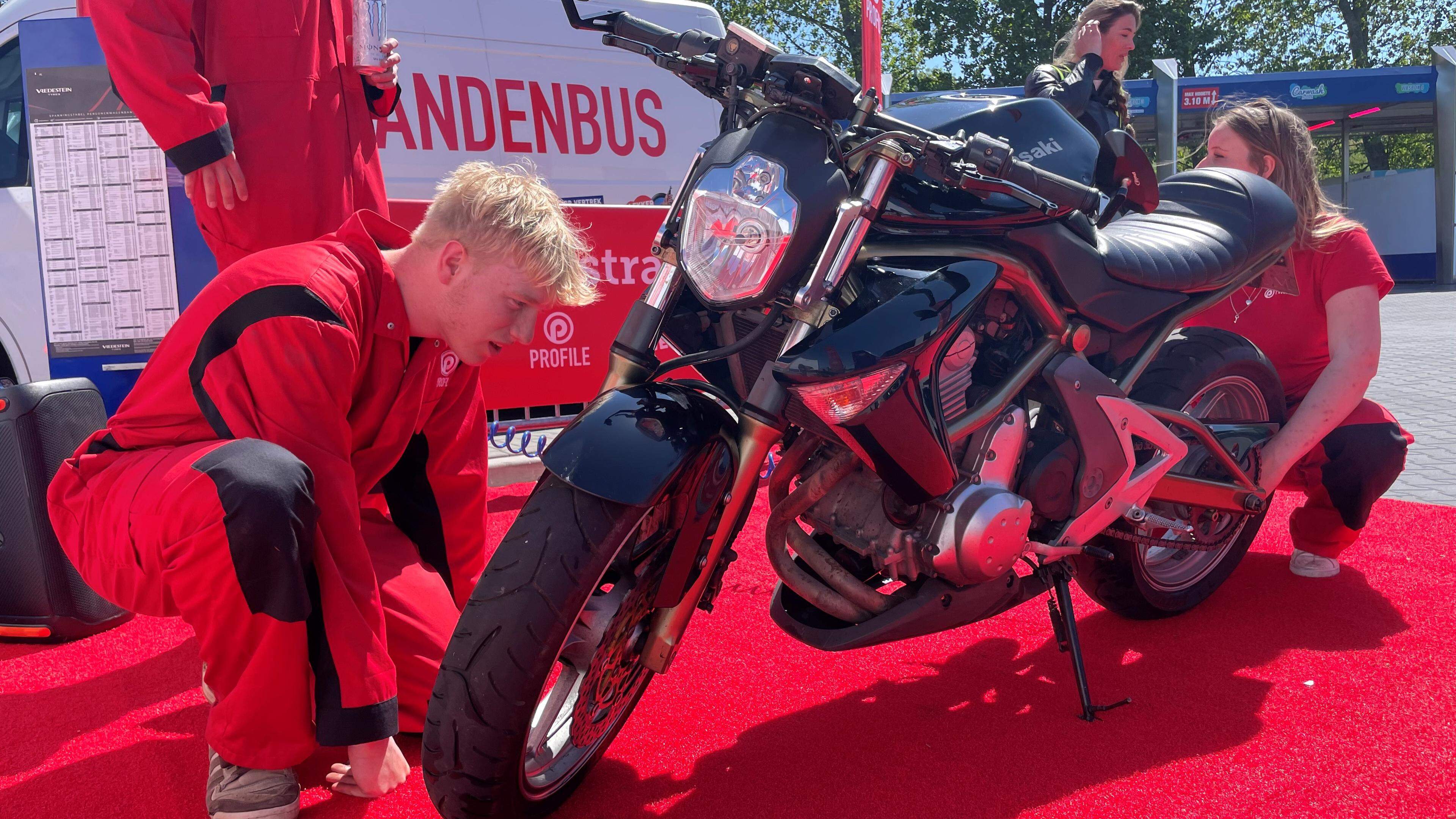 Leidse studenten checken gratis banden bij Carwash Hoorn. ’Zestig procent van Nederland rijdt met ve