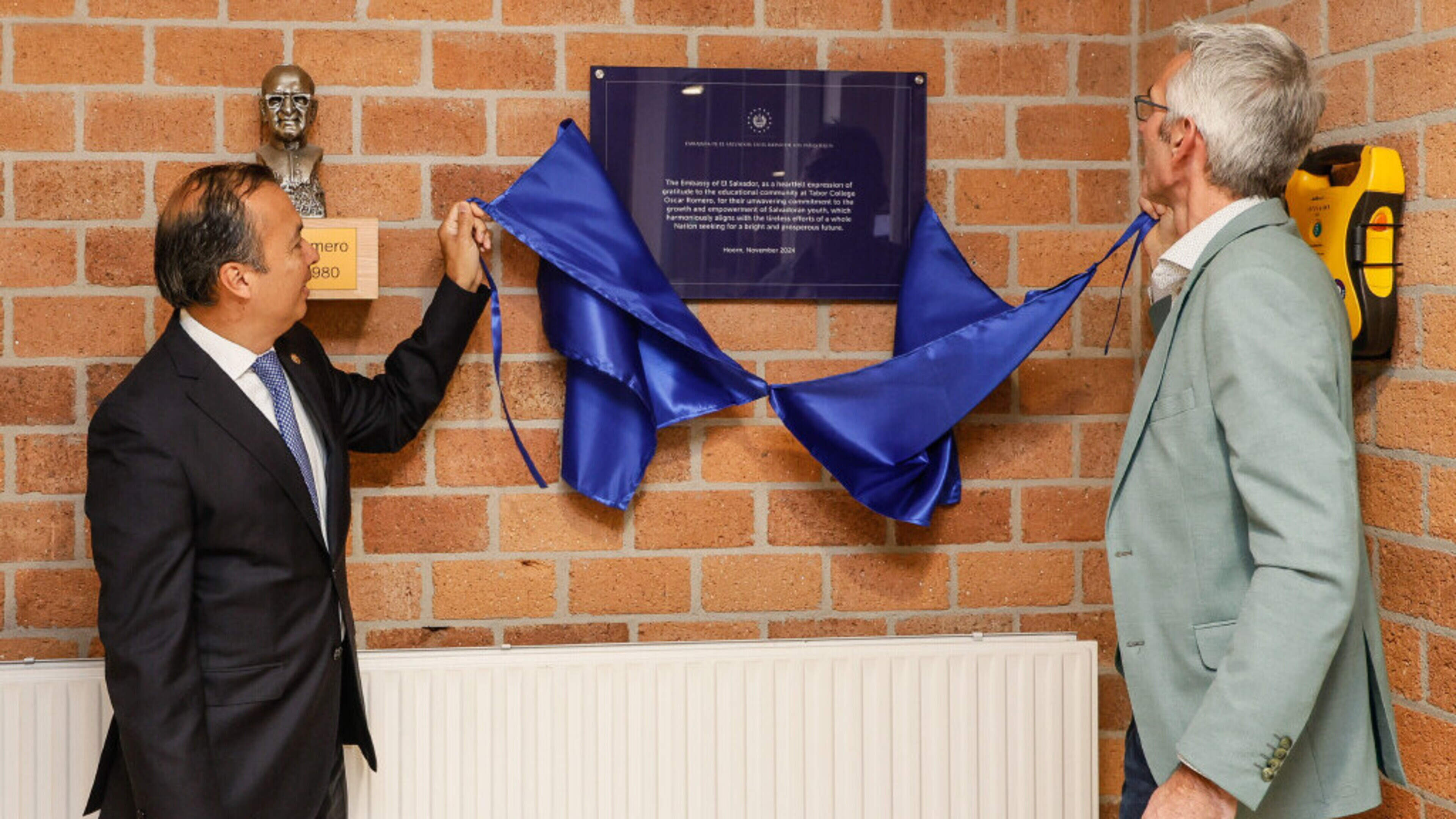 ‘El Salvador? Waar ligt dat, Afrika?’ Ambassadeur van El Salvador bezoekt Oscar Romero College in Ho