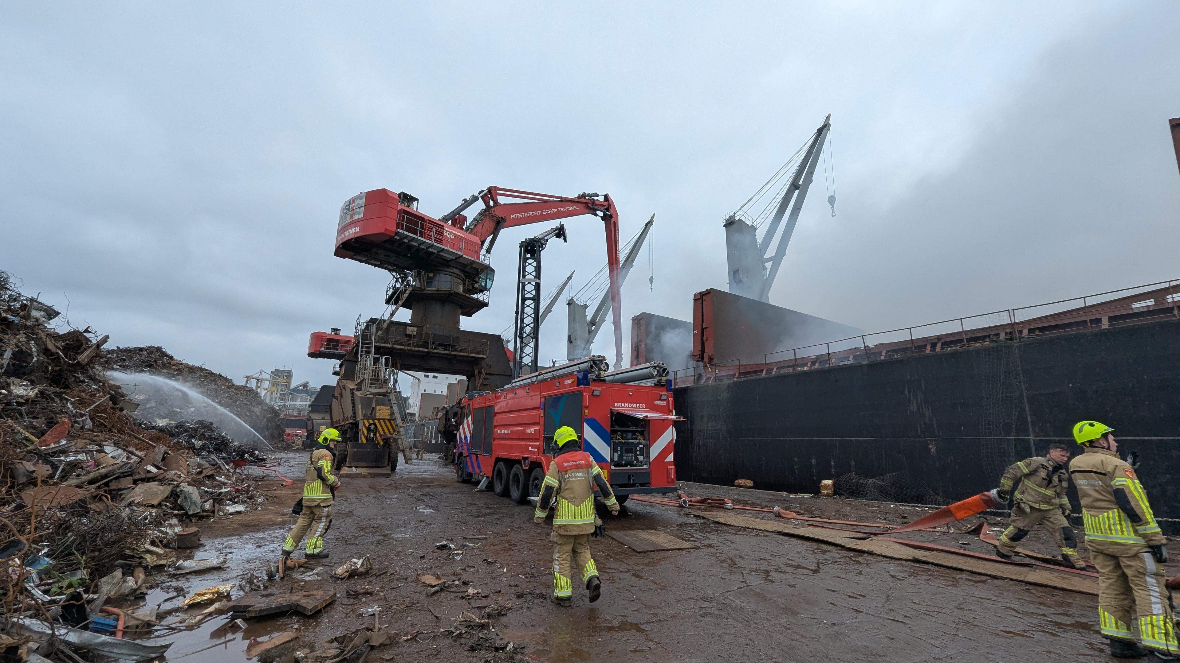 Brandweer Opmeer schiet met speciale bluswagen te hulp bij scheepsbrand in Westelijk Havengebied. ’T