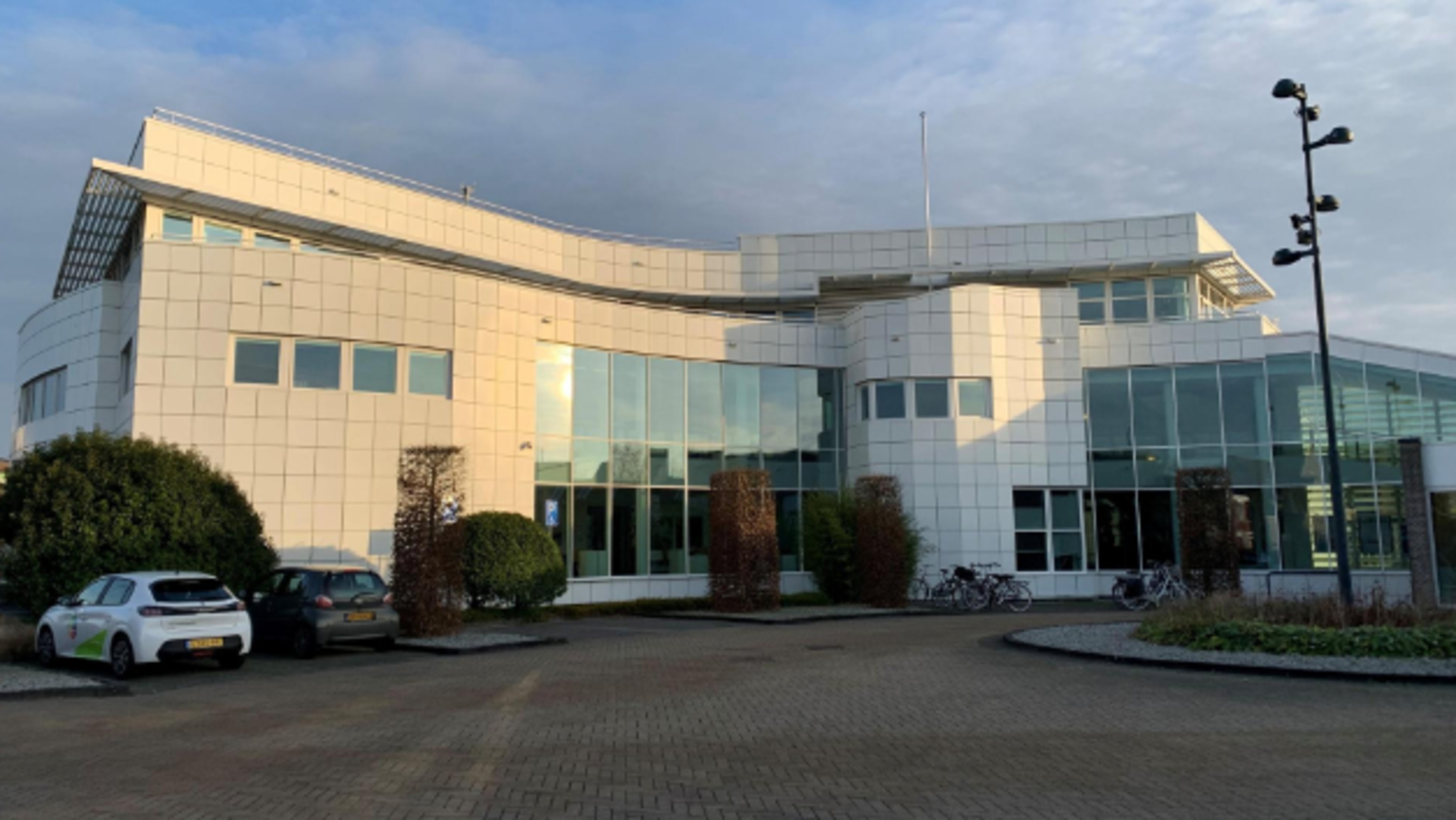 Herinrichting gemeentehuis De Goorn vertraagd door begrotingsproblemen, extra budget van 650.000 eur