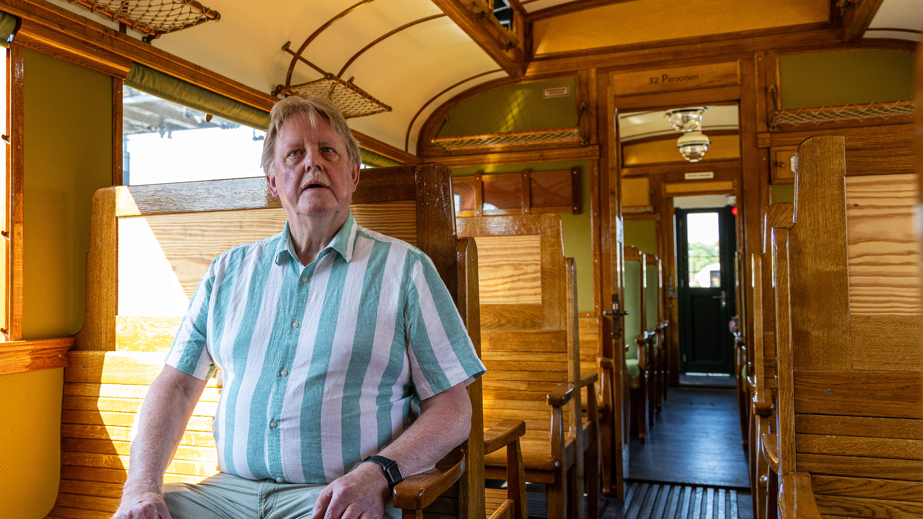 Op dat harde houten bankje in de tram achter Bello, maar dan 70 jaar later