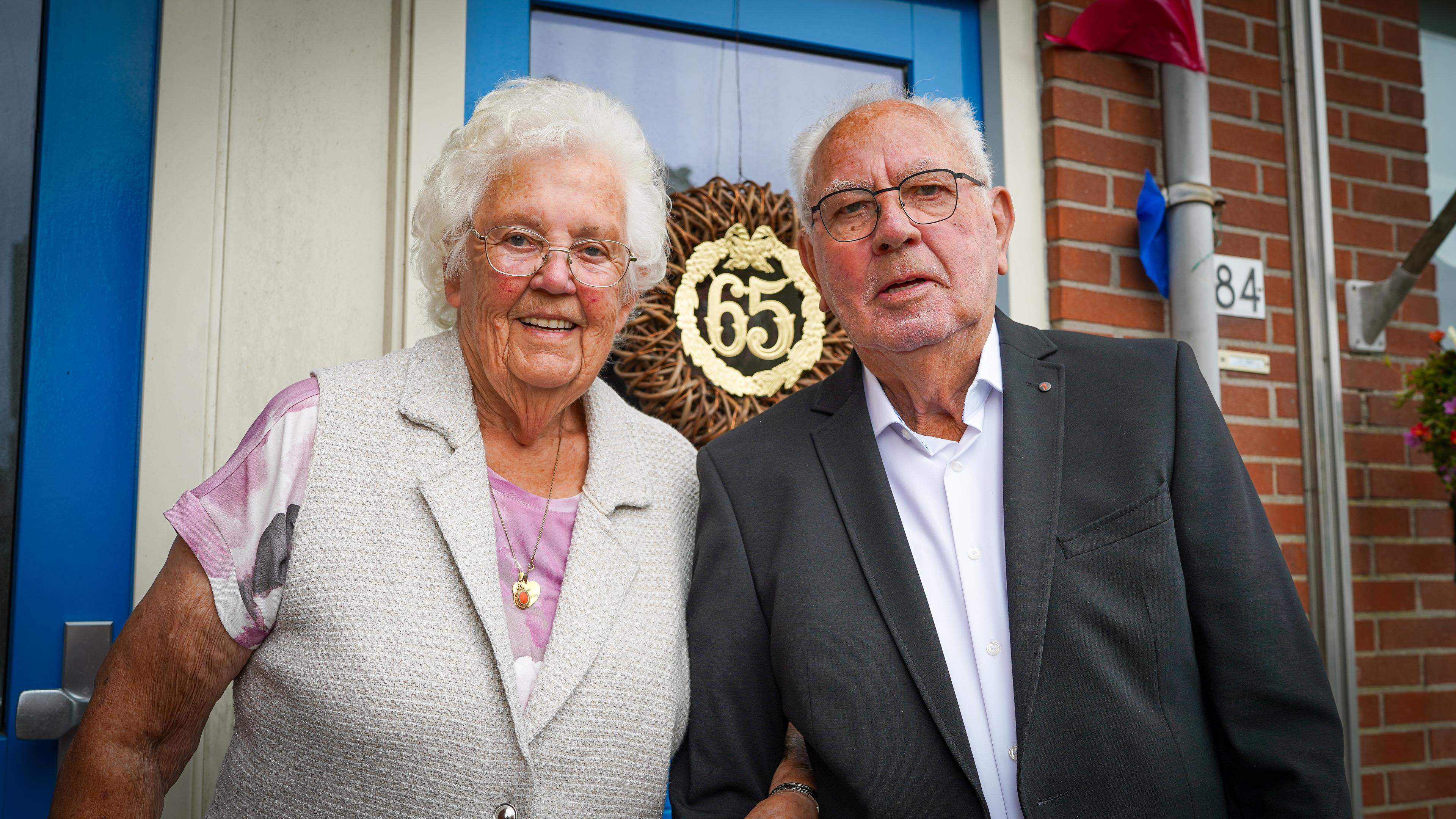 Theo en Geri brachten samen hulpgoederen achter het IJzeren Gordijn, nu vieren ze 65 jaar liefde. ’P