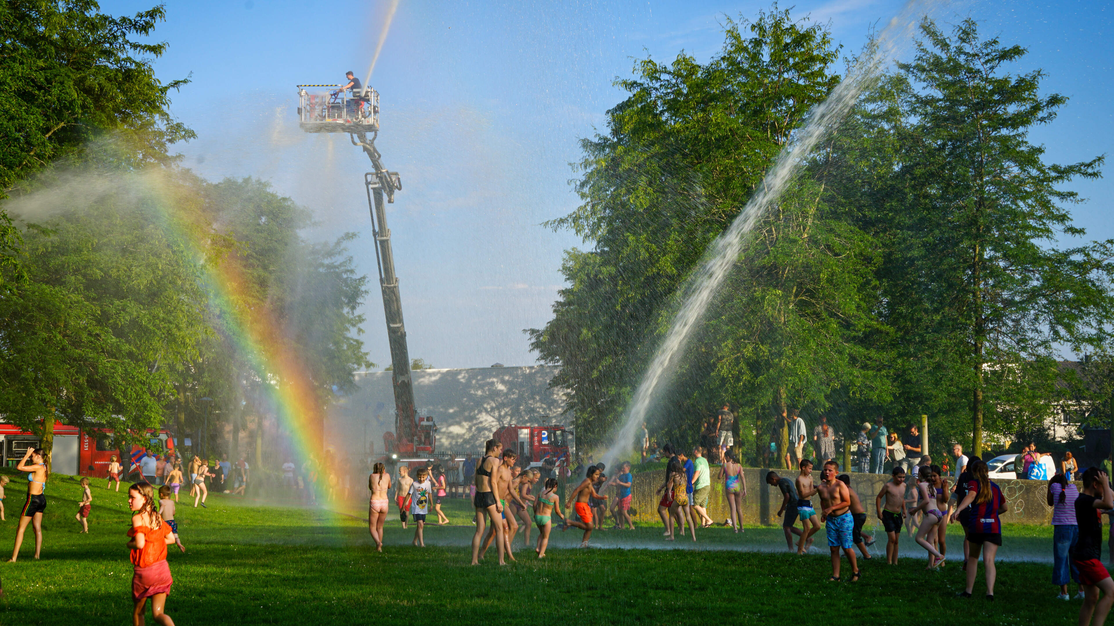 Niet alleen de zon, maar ook een regenboog kwam tevoorschijn tijdens het waterfestijn in Kersenbooge