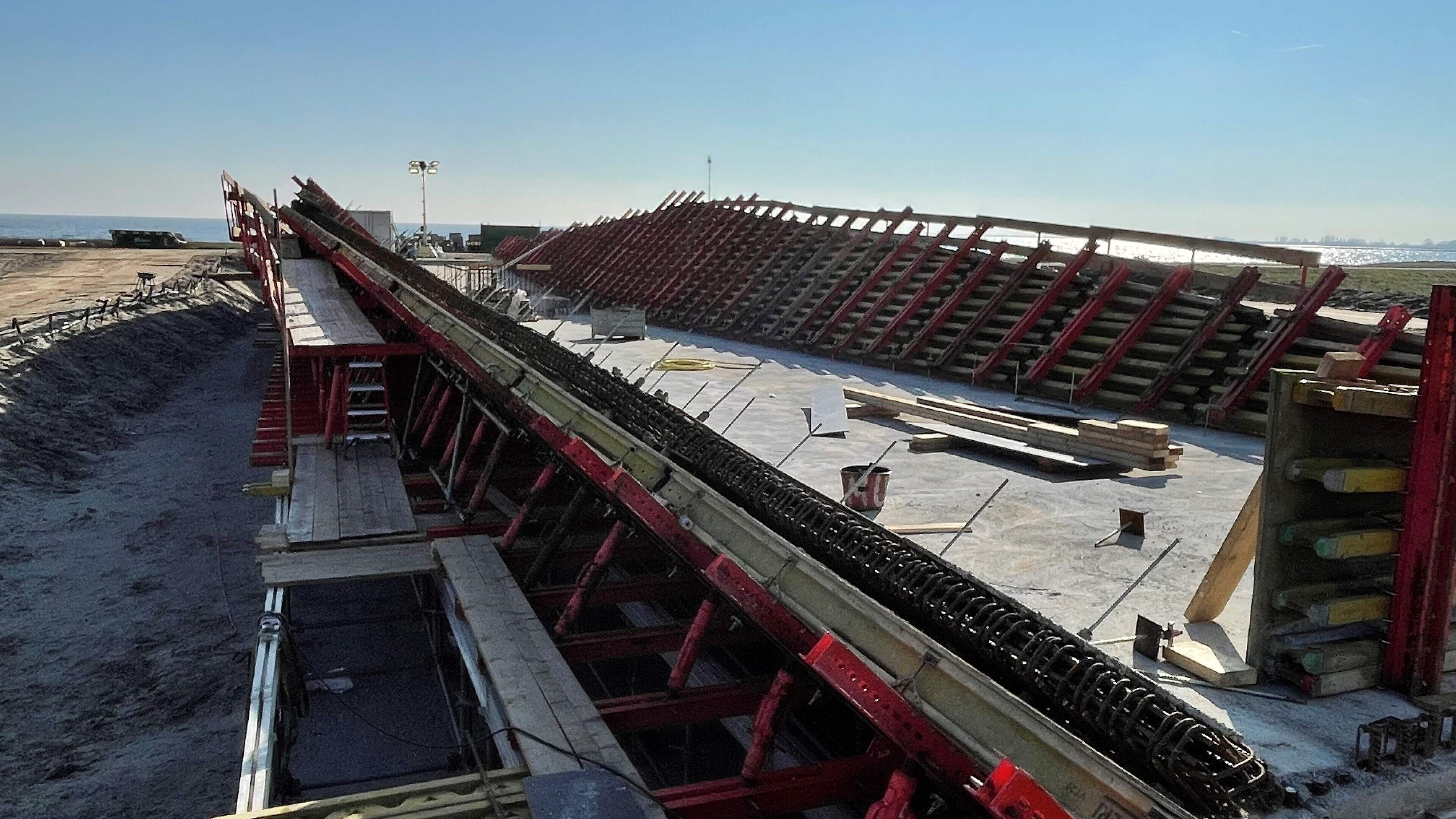 Fietsersbrug bij De Hulk naar nieuwe oeverdijk krijgt vorm