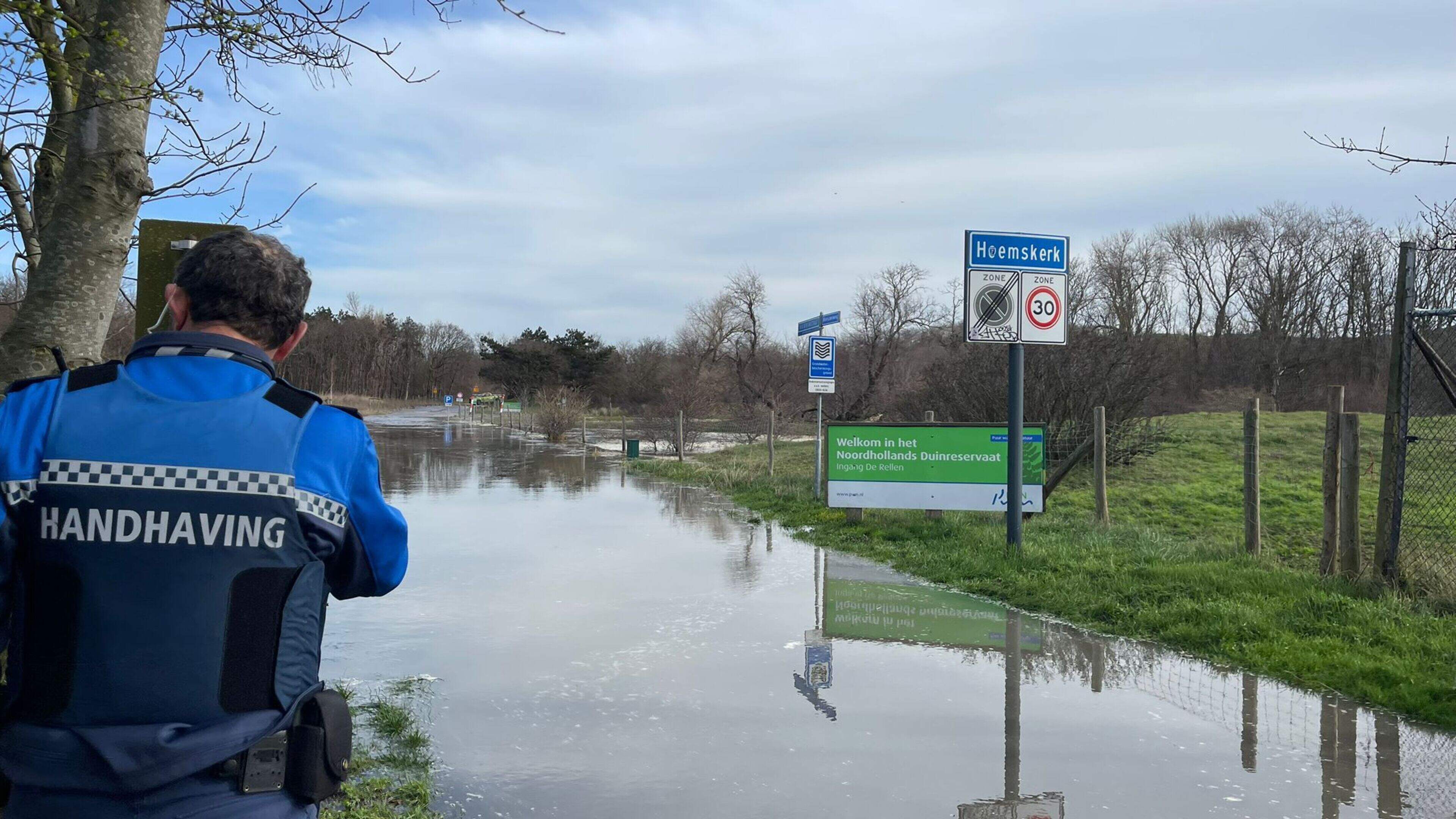 Parts of the IJmond without water due to pipe burst in Wijk aan Zee