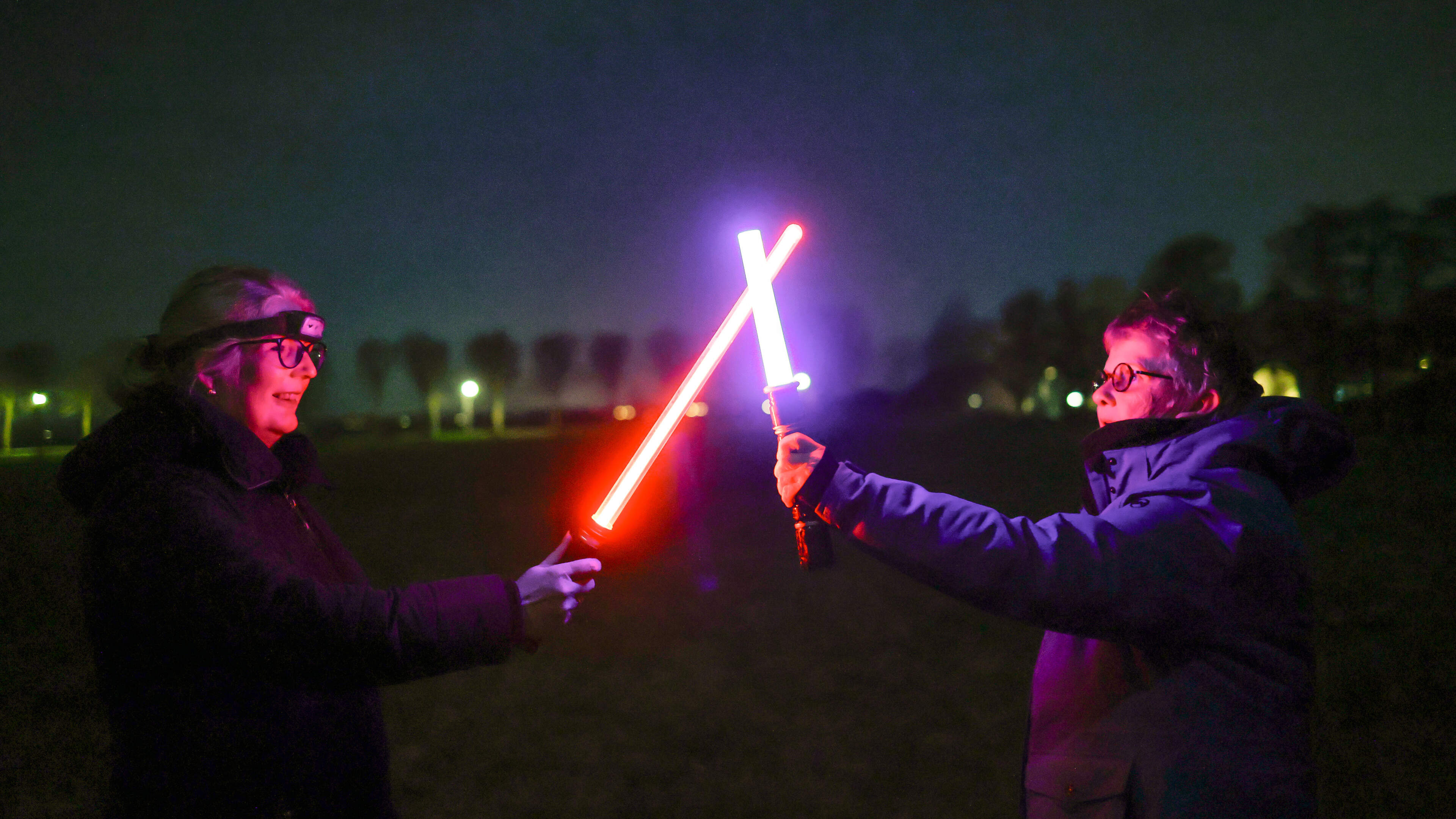 Het Kreekbos in Wognum licht op tijdens lightpainting-activiteit: ’Het lijkt wel Star Wars’