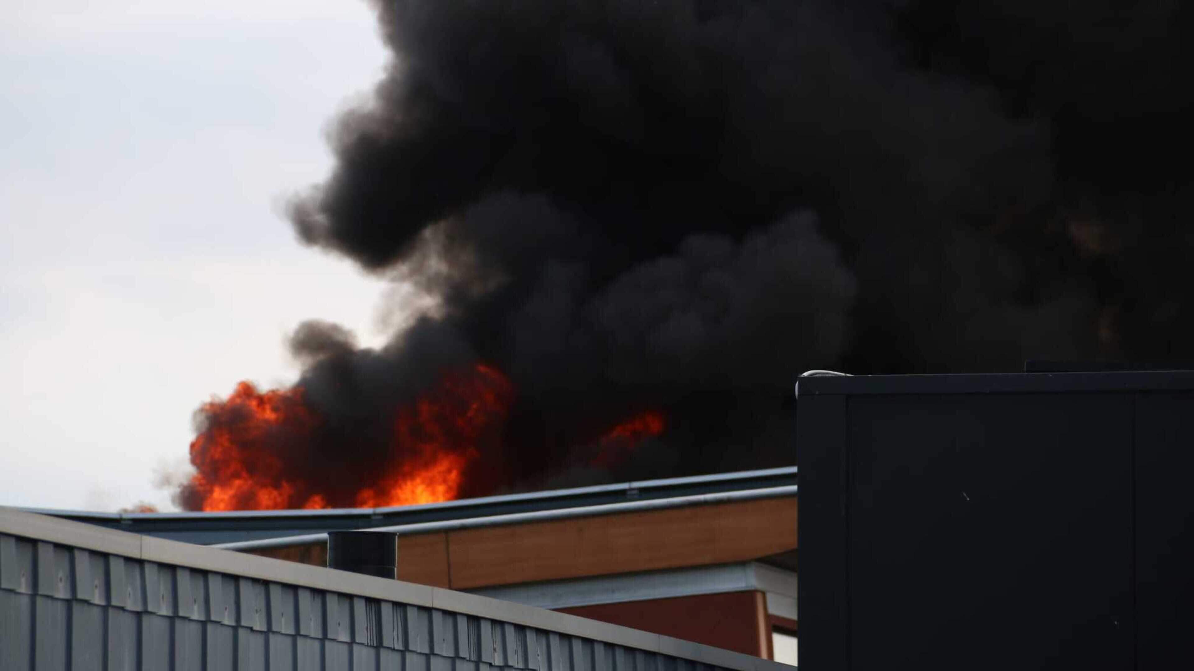 Heavy smoke at raging fire in Castricum