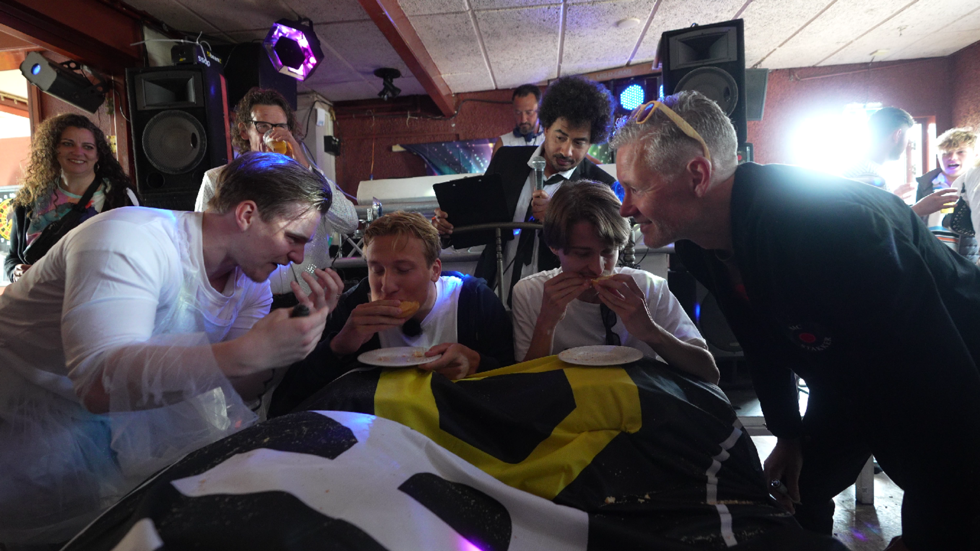 ’Wij zijn hier om de wereldtitel te pakken!’ Youtubers Simon Hutsie en Maurice Joejoe fluiten mee op