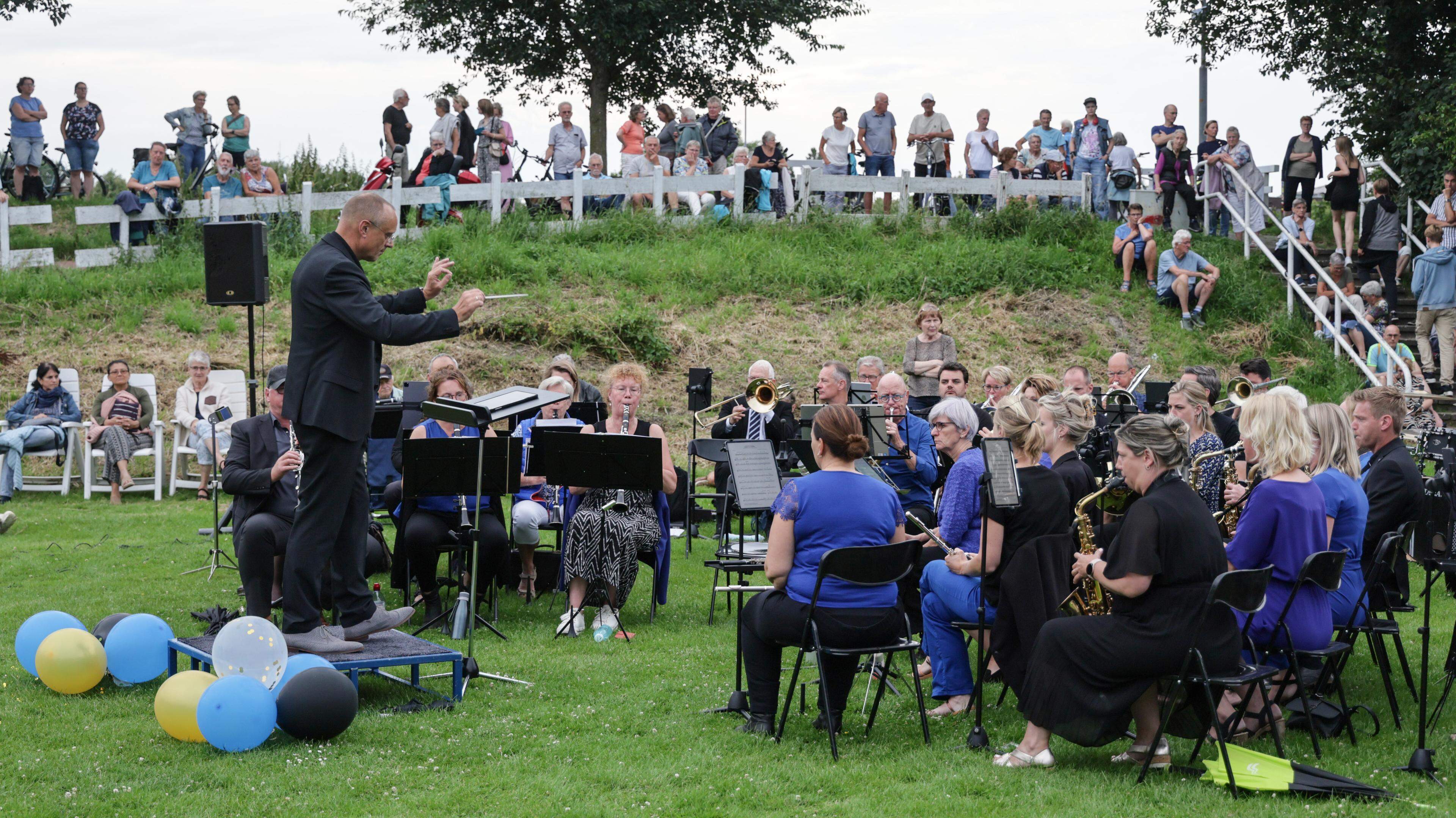 Buitenconcert trekt publiek. KSM sluit muzikaal seizoen af met optreden in  open lucht | Noordhollands Dagblad