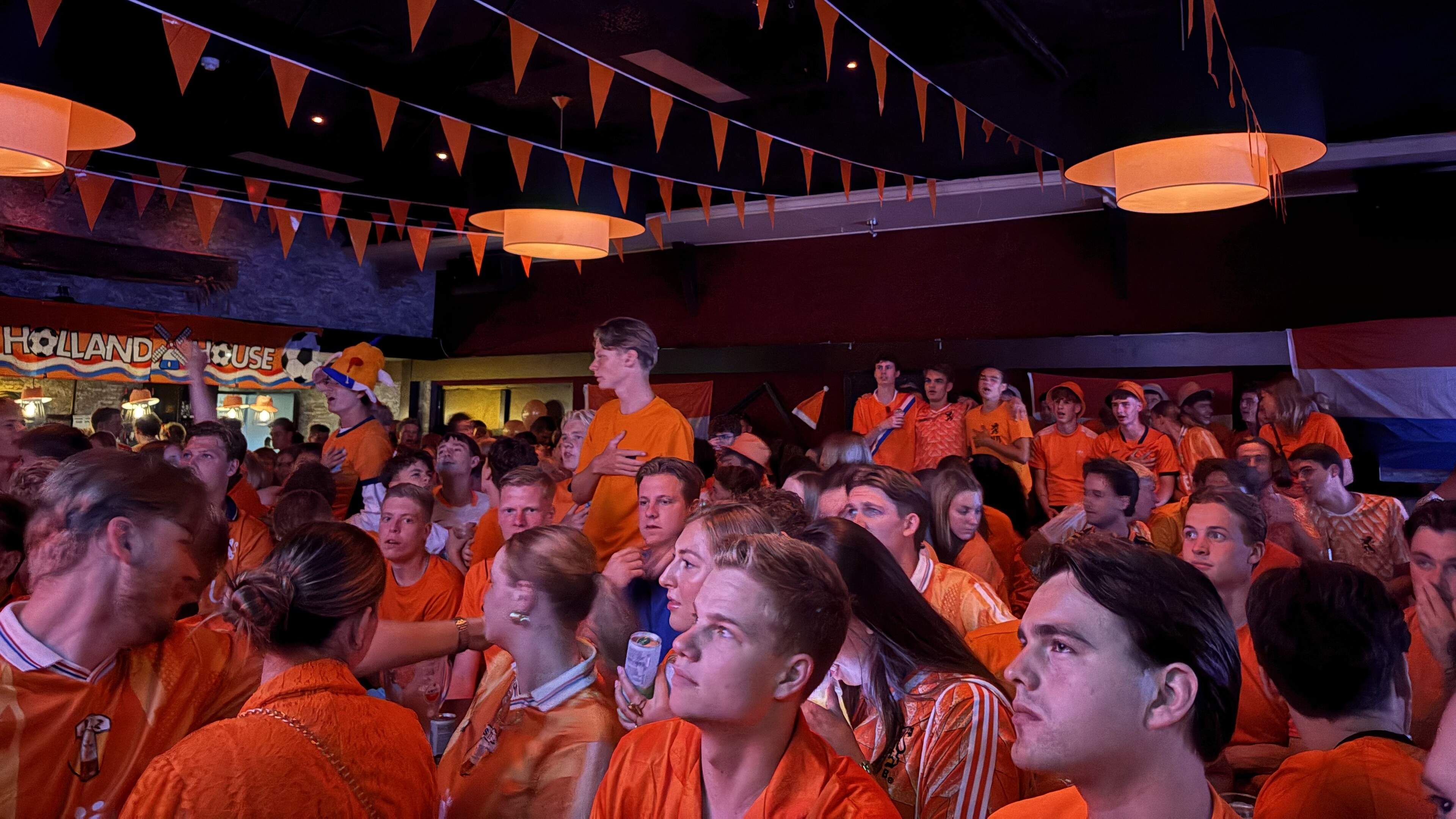 Nachtbrakers zien Oranje in de vroege ochtend al gapend sneuvelen na penaltyreeks: ’Ik kan gelijk door naar mijn werk’
