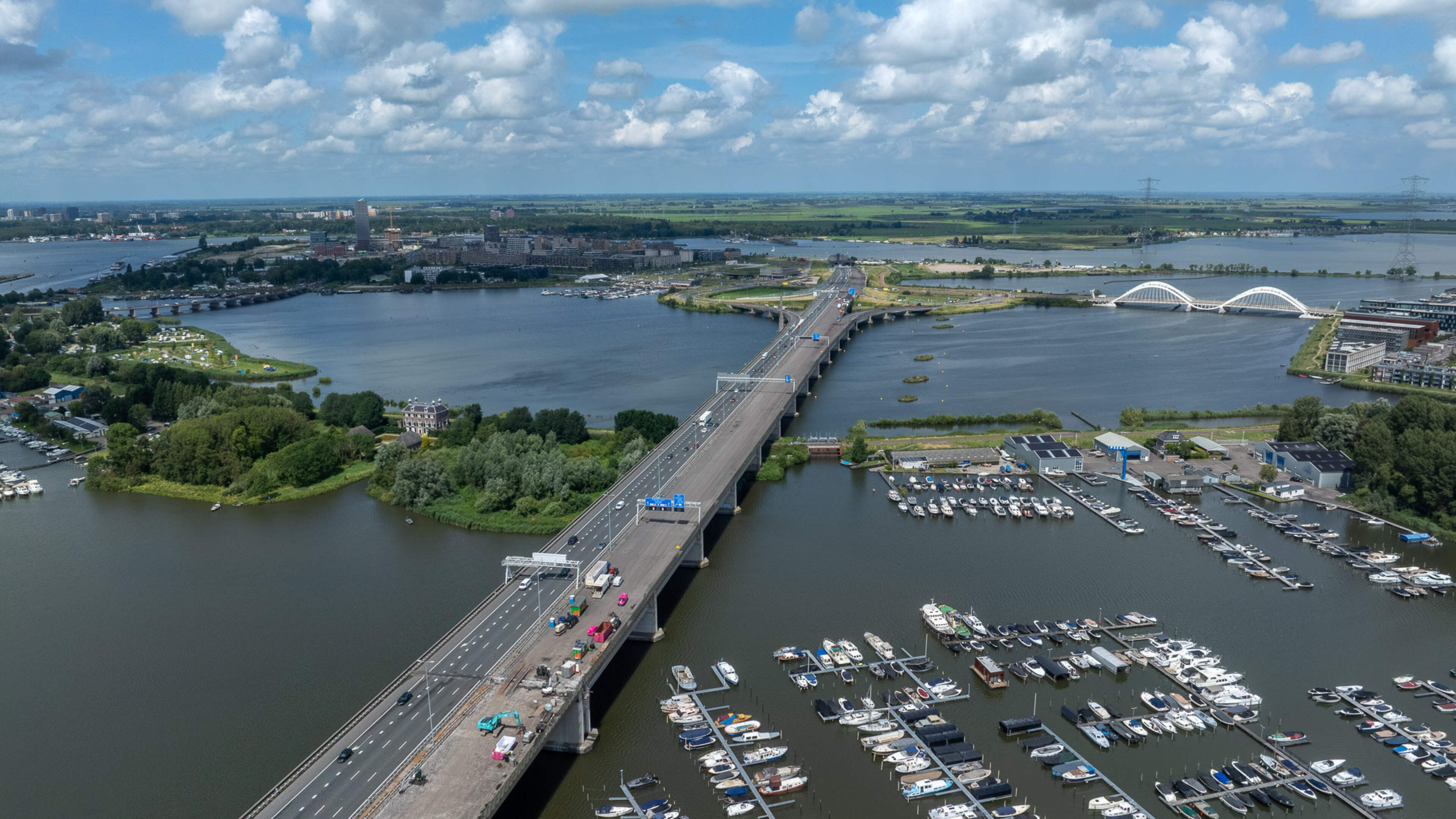 Uren vaststaan op de ring A10 door afsluitingen, filelezer Heleen de