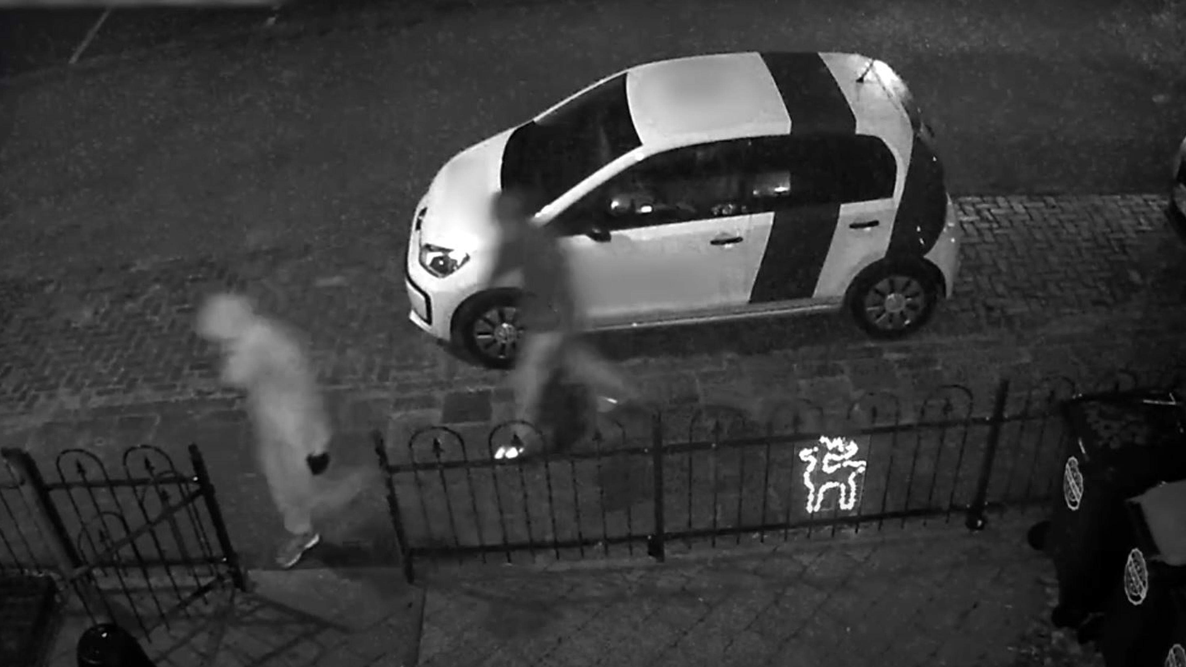 Daders explosie Maasstraat in Purmerend op beeld: ‘Herkent u hen? Bel direct de politie’