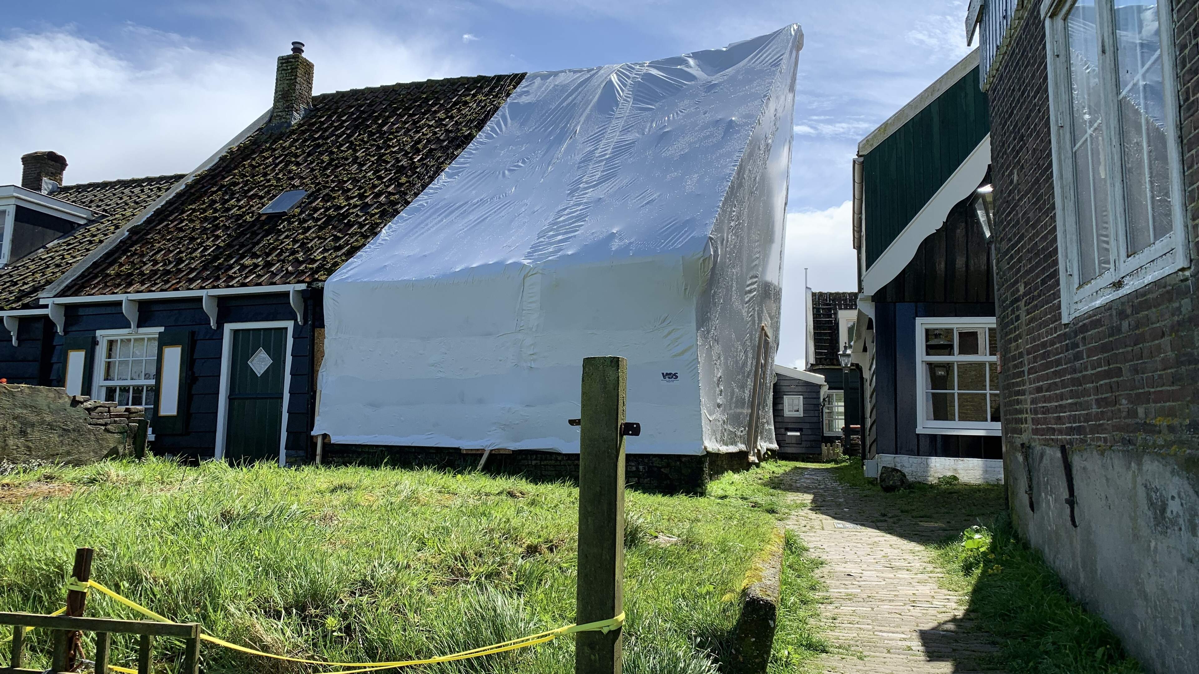 Gemeente zit met vervallen monument in de maag: blijft bouwval op Marken voor altijd ingepakt in wit