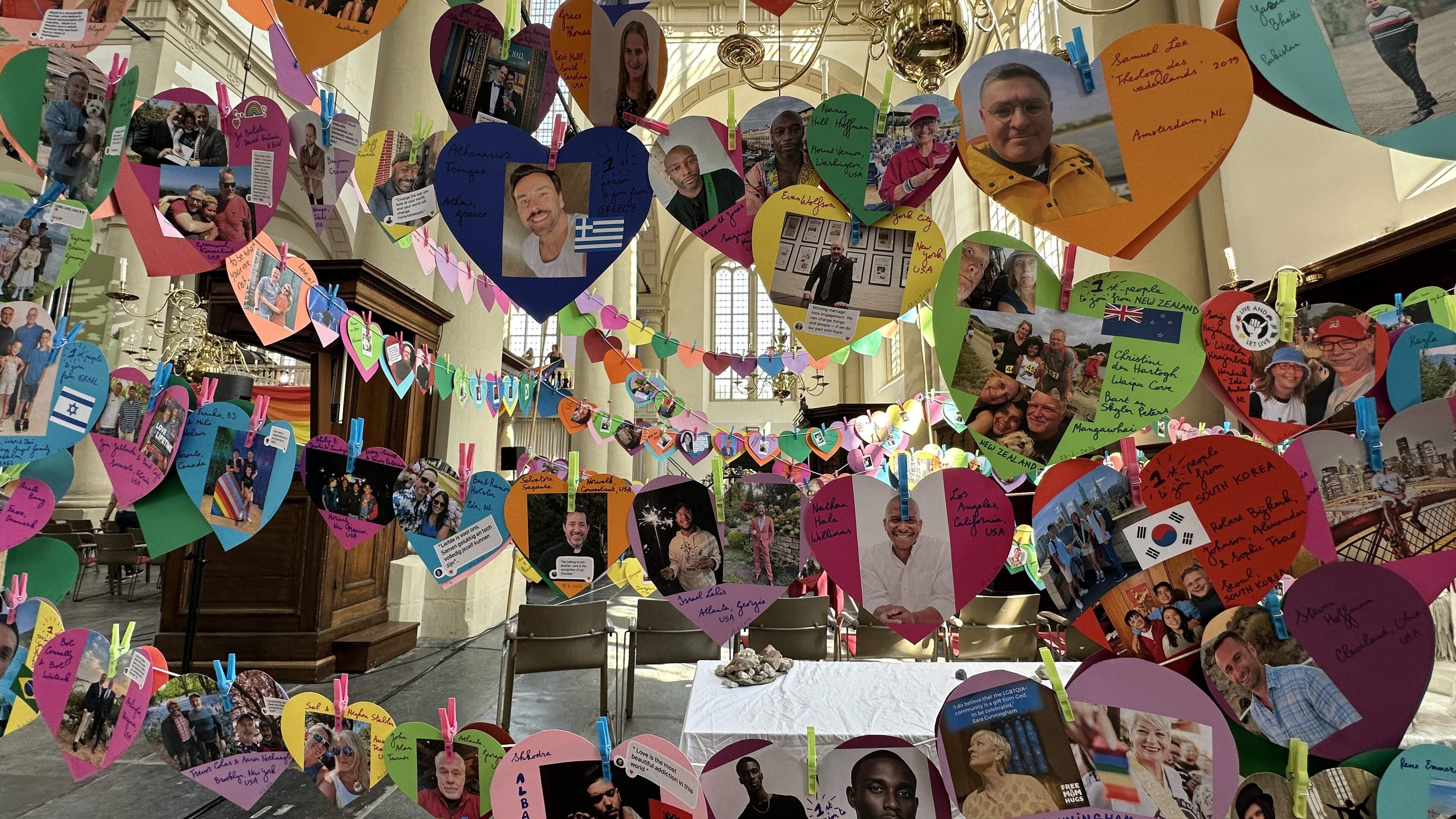 Interactief en groeiend kunstwerk The Growing Wall of Love komt naar de kerk in Monnickendam