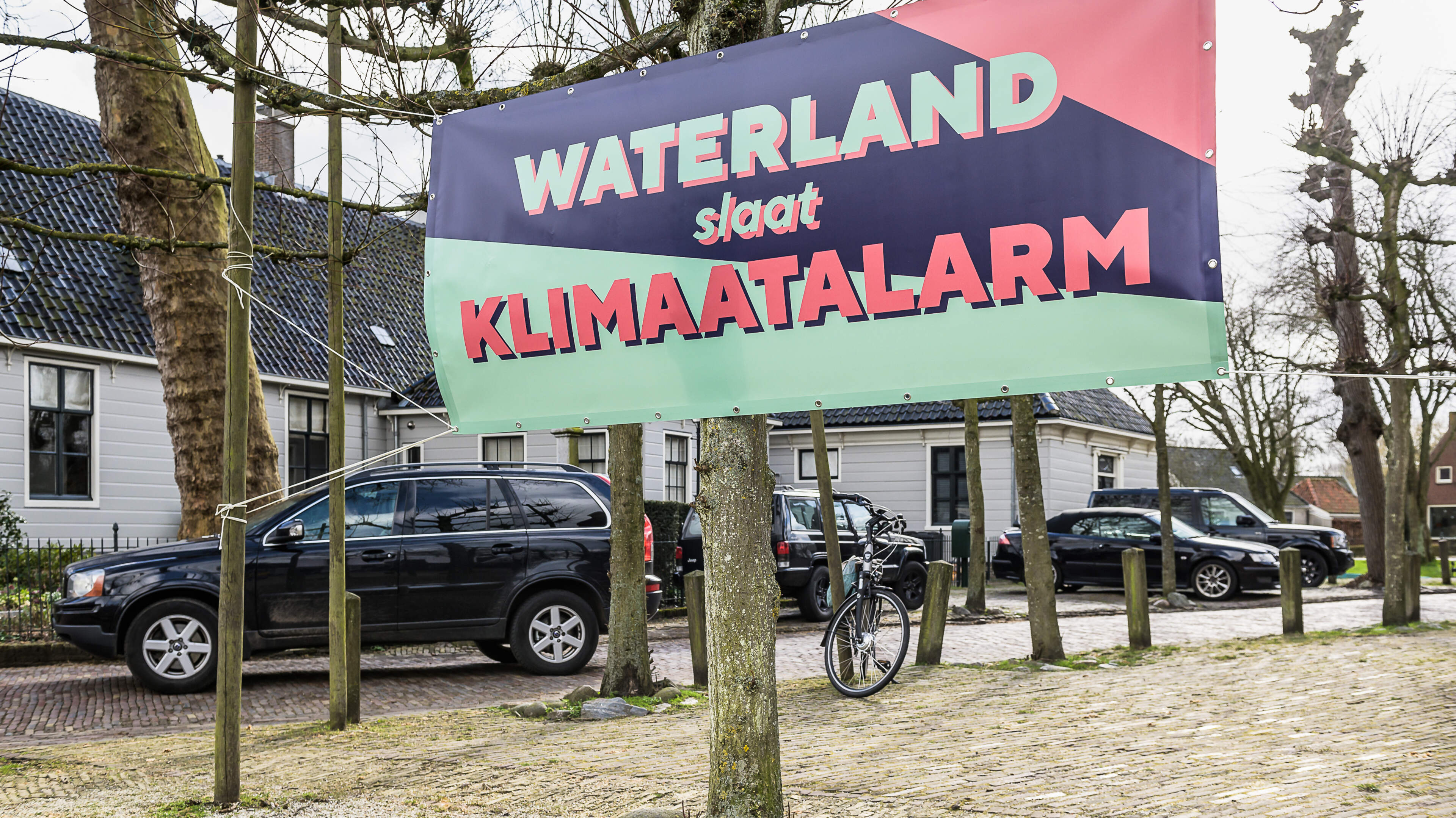Kamerlid Daniëlle Hirsch geeft college over ’klimaatbestaanszekerheid’ in Broeker Kerk