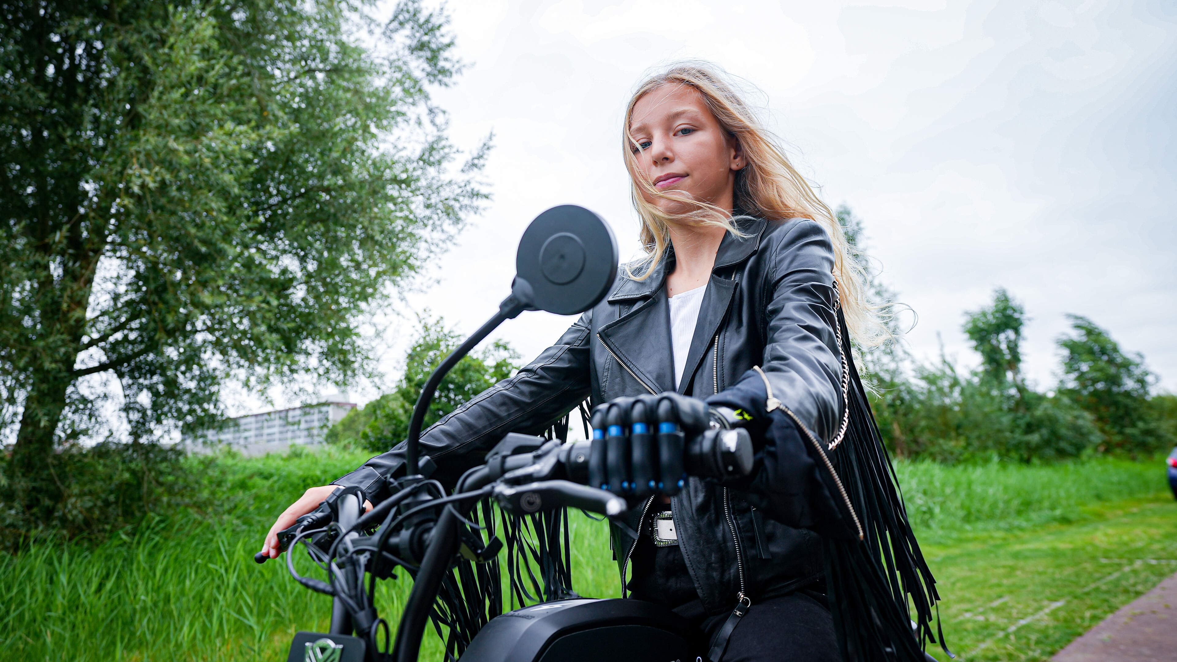 Purmerendse Roxy (11) schittert in reclame met haar bionische robotarm: ‘Als ik deze spier aanspan, 