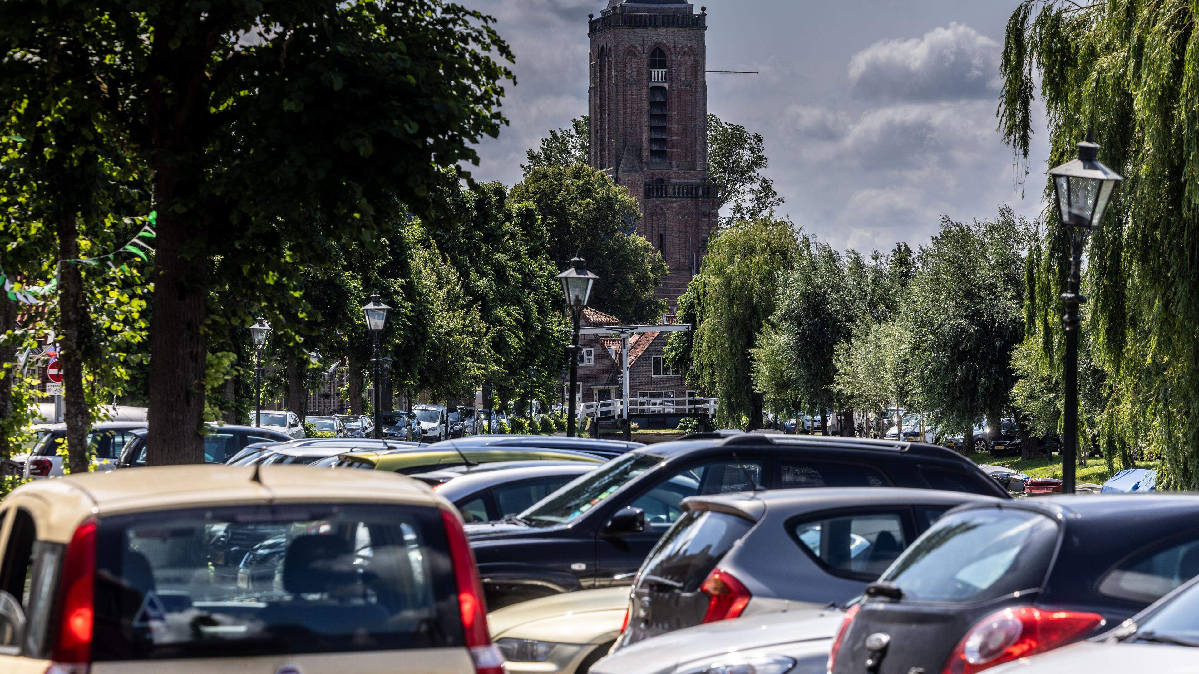 Tegenstanders blauwe zone halen bakzeil: discussie over parkeren centrum Monnickendam voorlopig weer