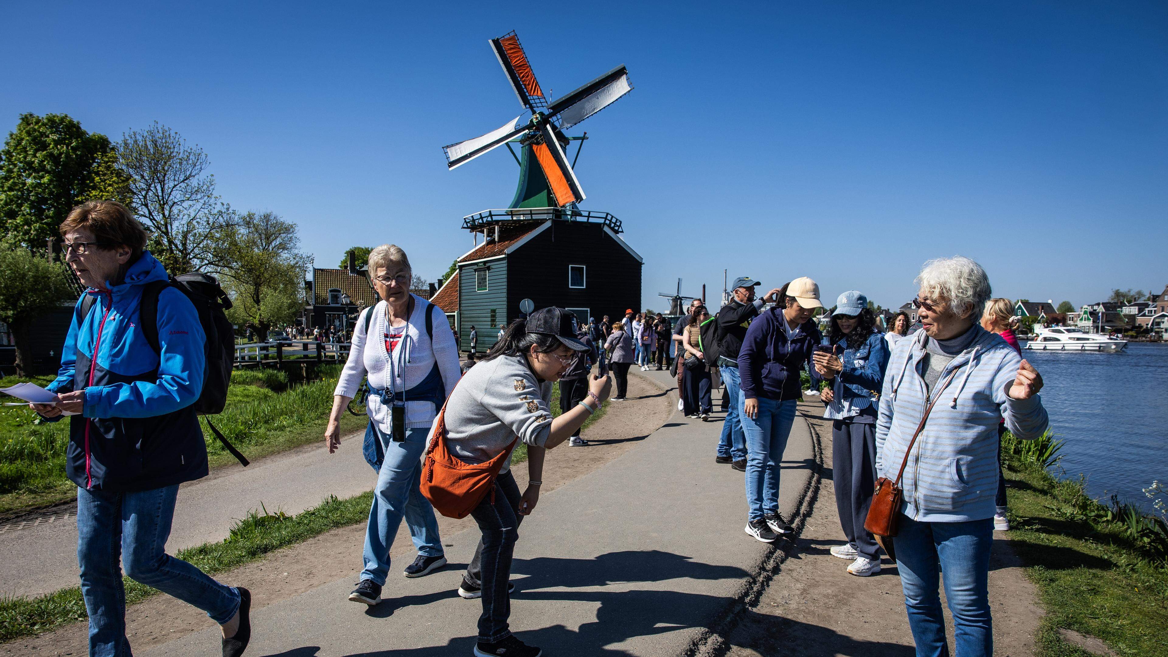 Ondernemers Zaanse Schans akkoord met hek rond molens, maar willen dat Zaans Museum verhuist: ’Verke