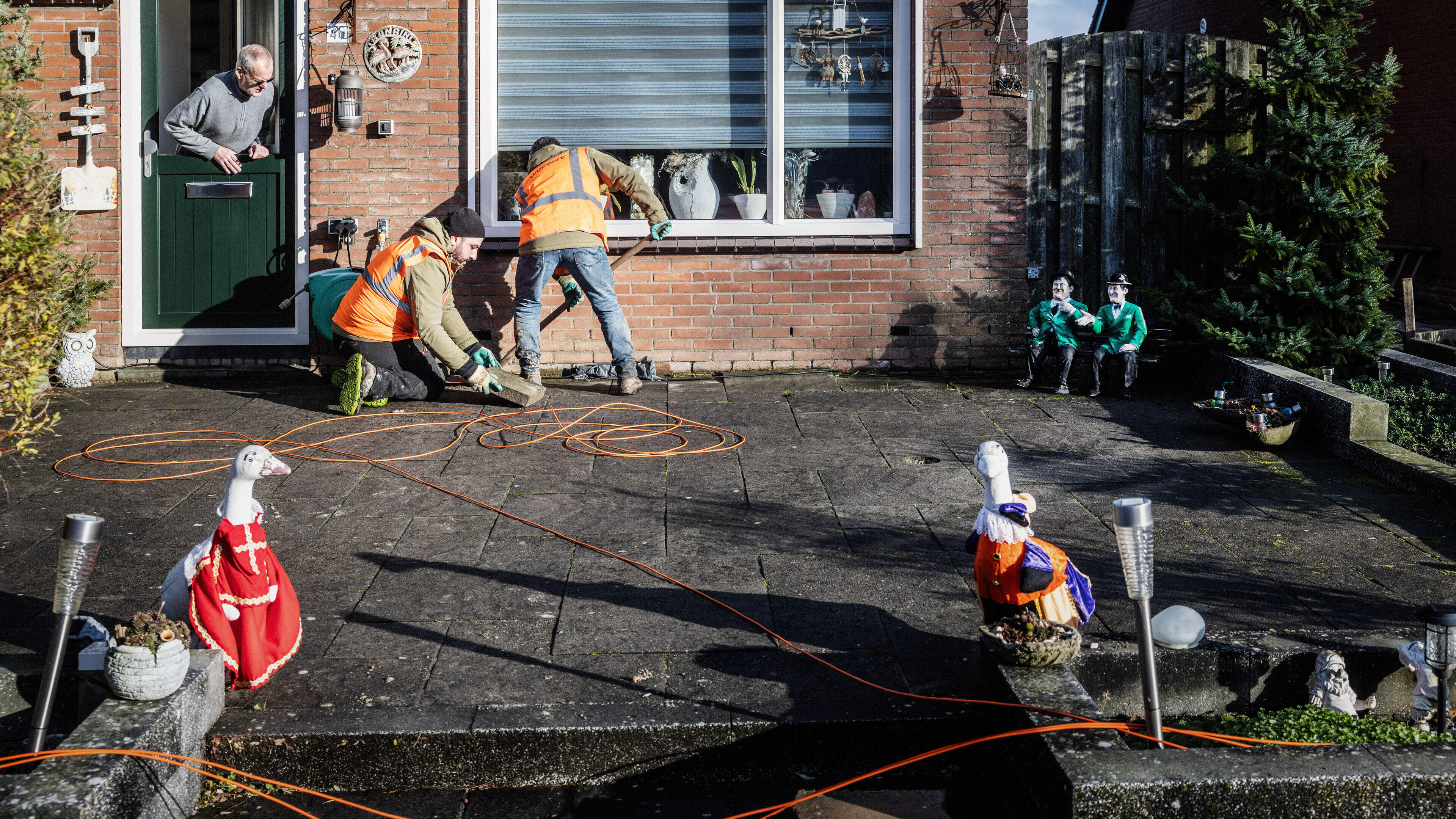 Puzzelen tussen de werven en steegjes: ‘We stuiten vaak op brokken puin en steen, dat maakt het grav