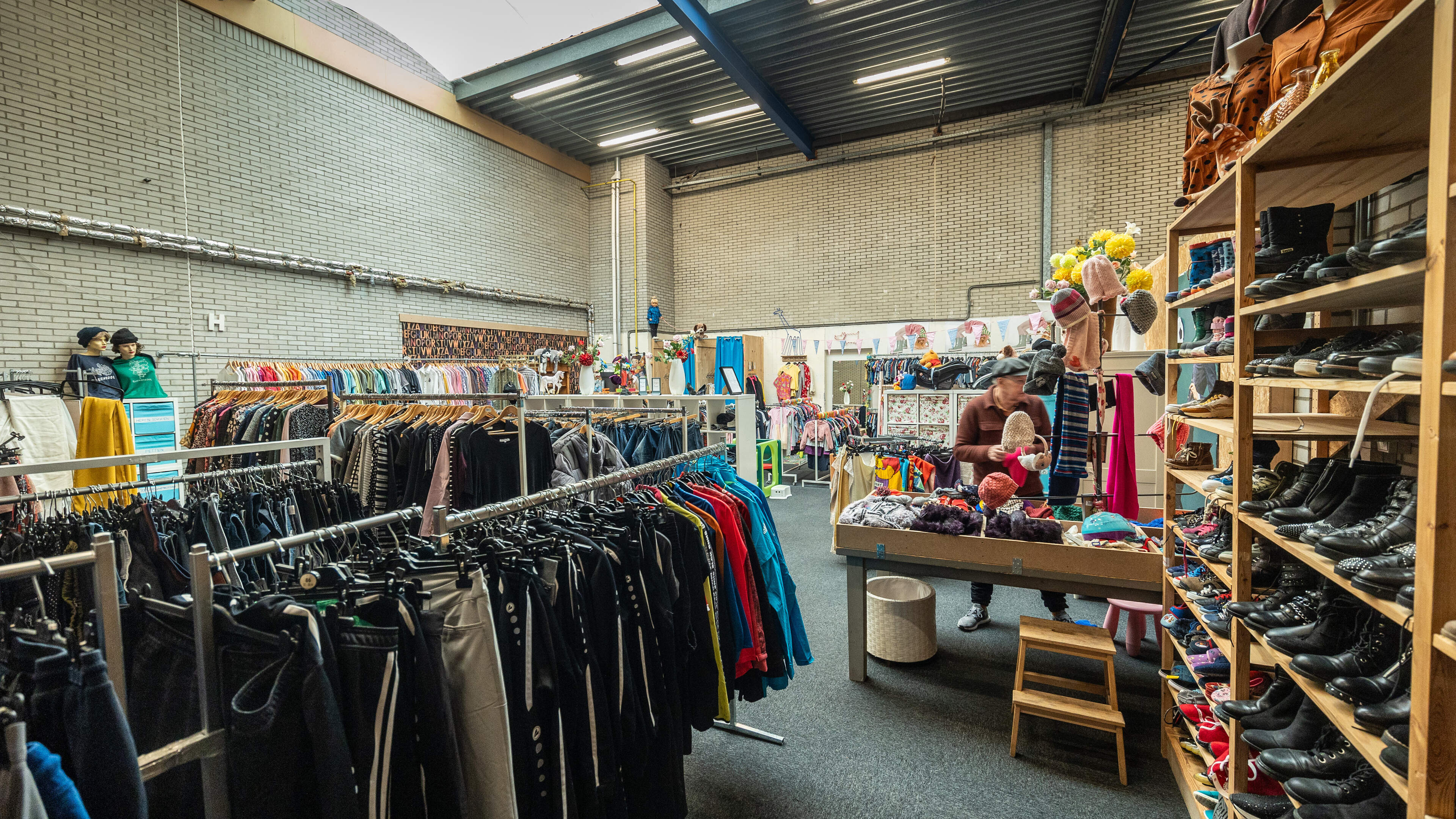 Kledingbank Zaanstreek vindt nieuw onderkomen in Wormerveer